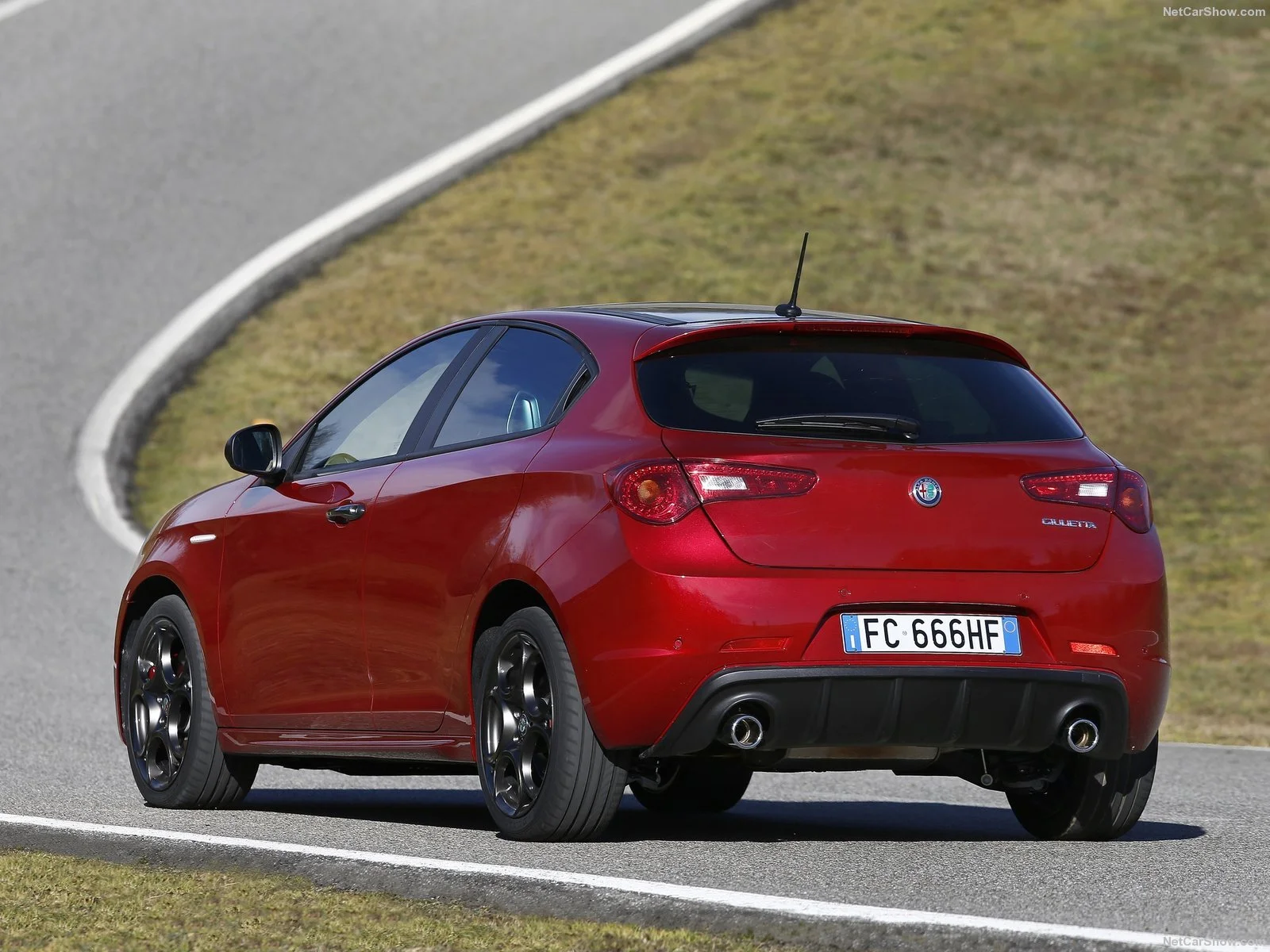 Discover Alfa-Romeo Alfa Romeo Giulietta Exterior Interior Images.Find all aspects and details of cars.