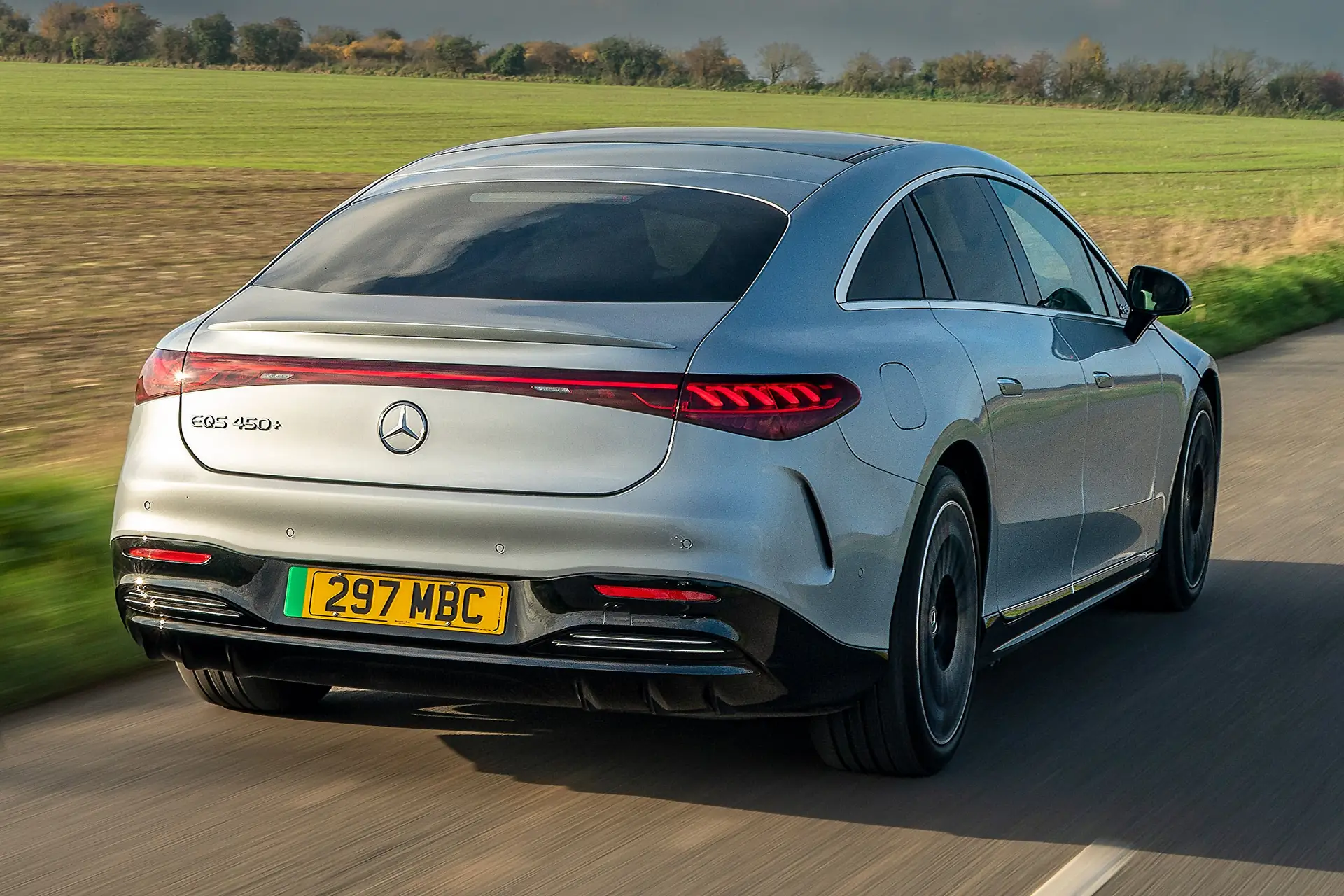 https://gcc-1307444343.cos.accelerate.myqcloud.com/images/45fed1/r_960x540/generations/generation_66263504865a8_mercedes-eqs-(2).webp