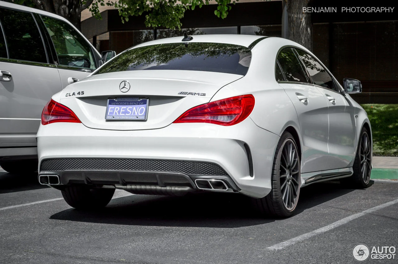 استكشف  مرسيدس بنز  مرسيدس بنز CLA 45 AMG الصور الخارجية والداخلية. اكتشف جميع جوانب وتفاصيل السيارات.