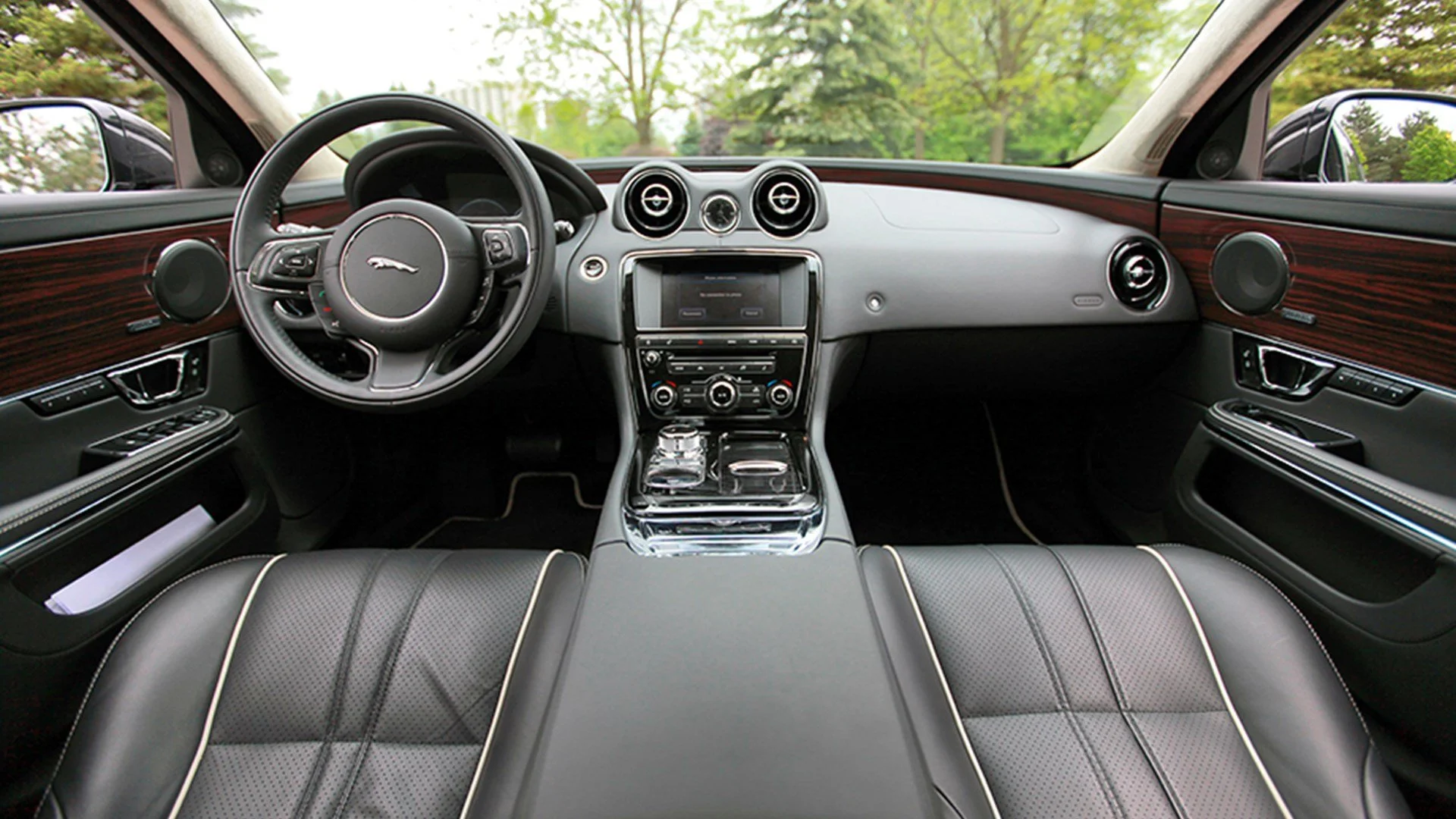 Discover JAGUAR Jaguar XJ Exterior Interior Images.Find all aspects and details of cars.