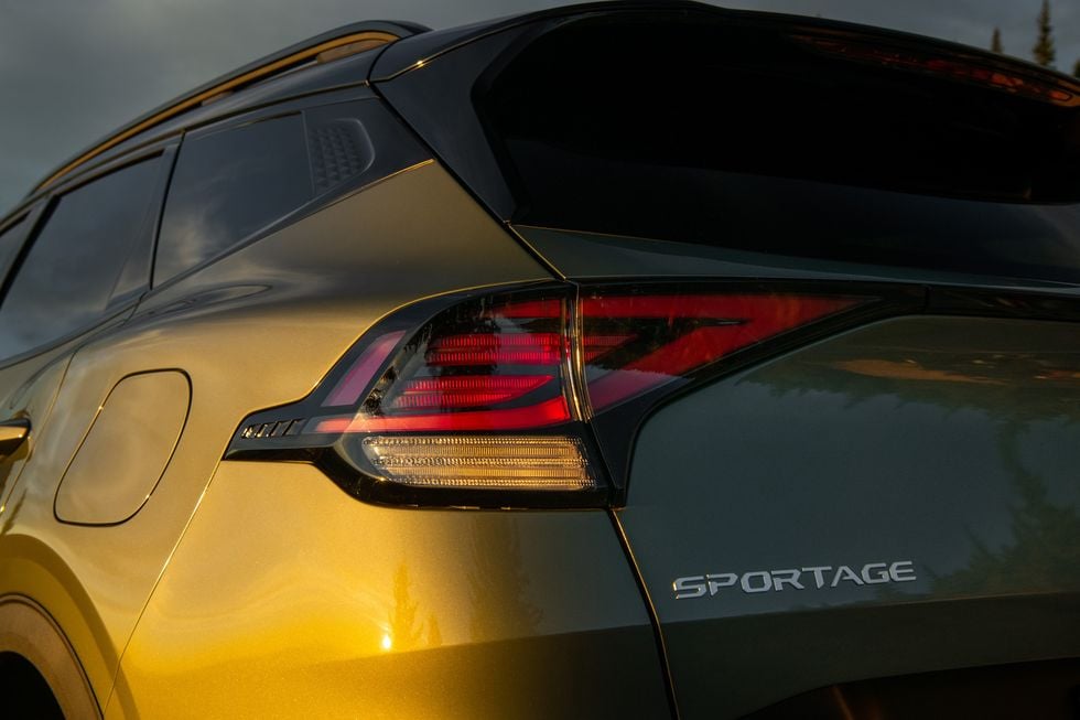 https://gcc-1307444343.cos.accelerate.myqcloud.com/images/96f9a6/r_960x540/generations/generation_649452926ba72_kia-sportage-exterior-taillight.jpg