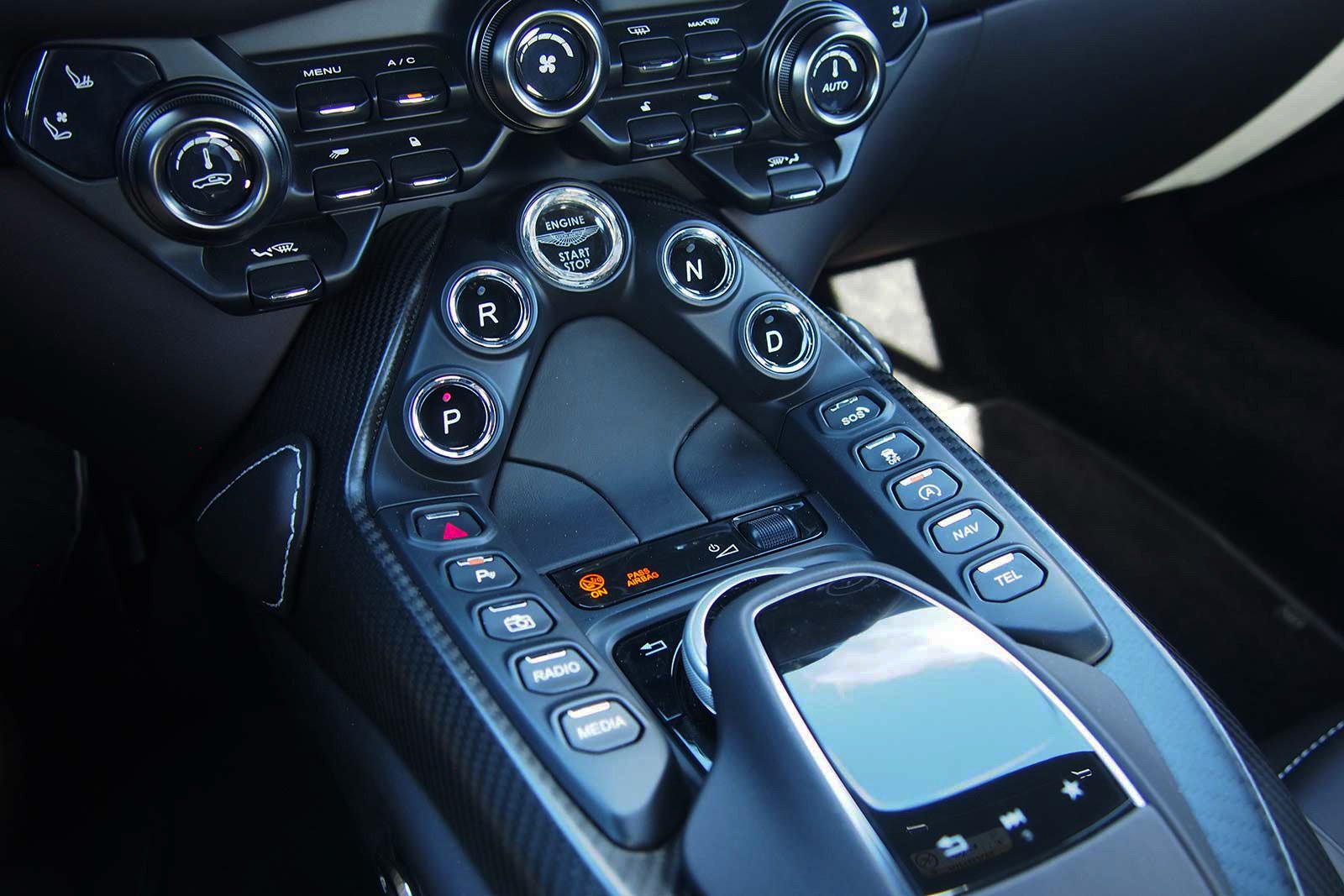 https://gcc-1307444343.cos.accelerate.myqcloud.com/images/abdd36/r_960x540/generations/generation_64966c98aa3cc_aston-martin-vantage-interior-controls.jpg