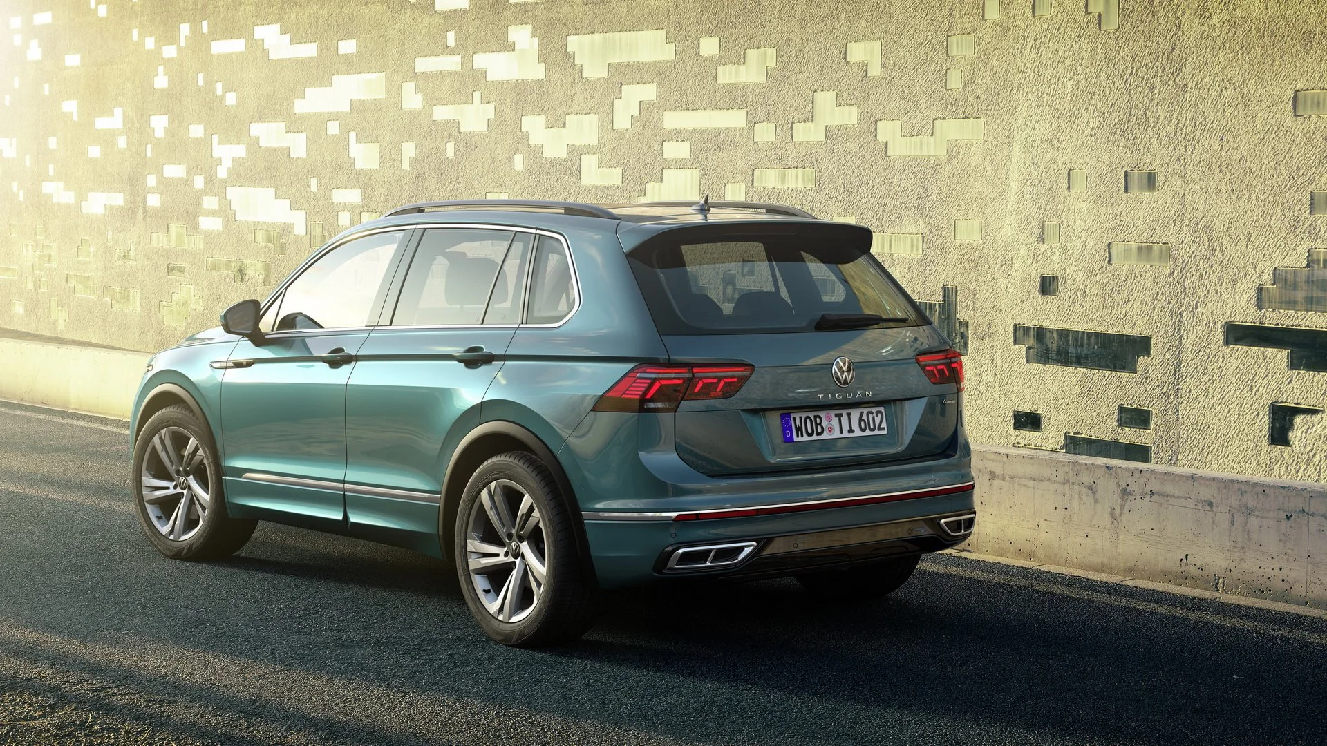 Discover Volkswagen Volkswagen Tiguan Exterior Interior Images.Find all aspects and details of cars.