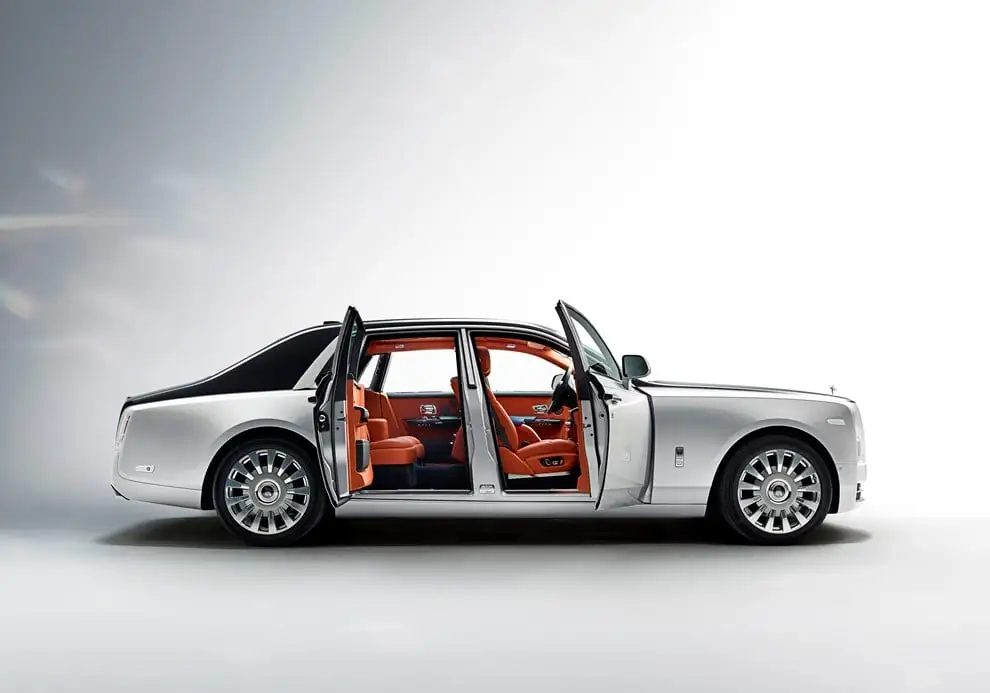 Discover Rolls-Royce Rolls-Royce Phantom Exterior Interior Images.Find all aspects and details of cars.