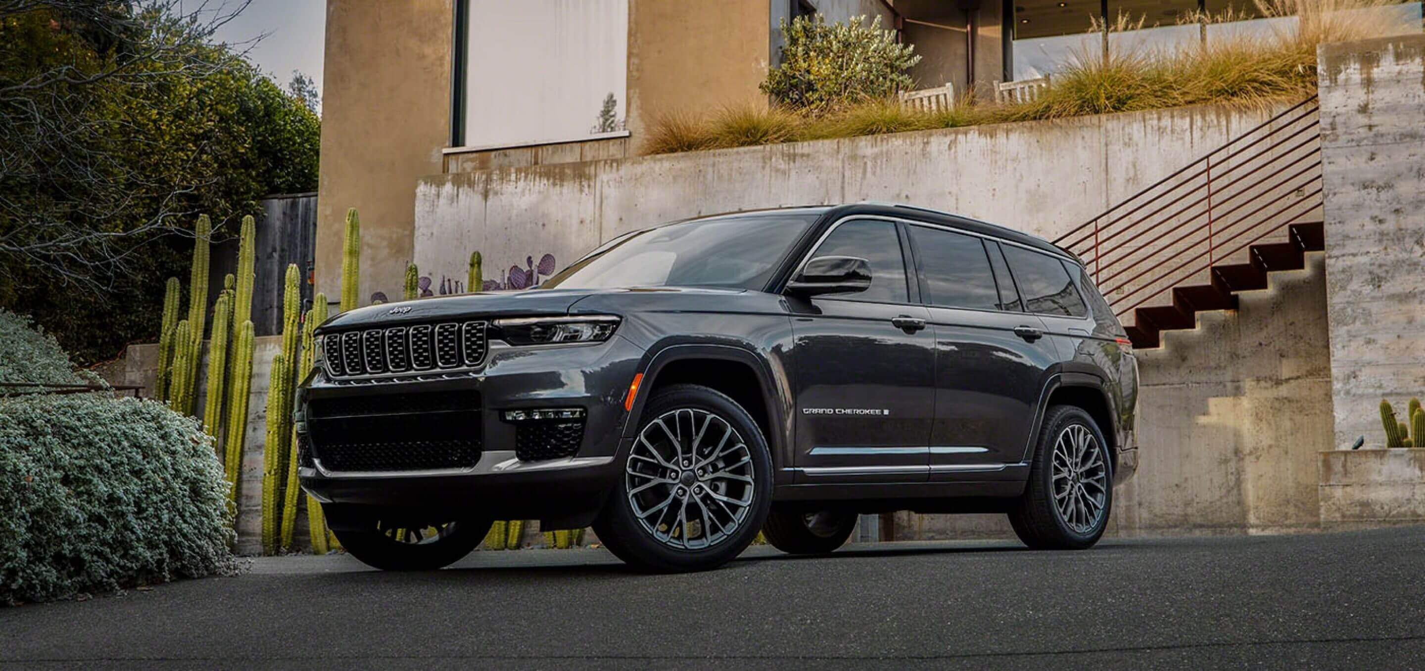 Discover Jeep Jeep Grand Cherokee Exterior Interior Images.Find all aspects and details of cars.