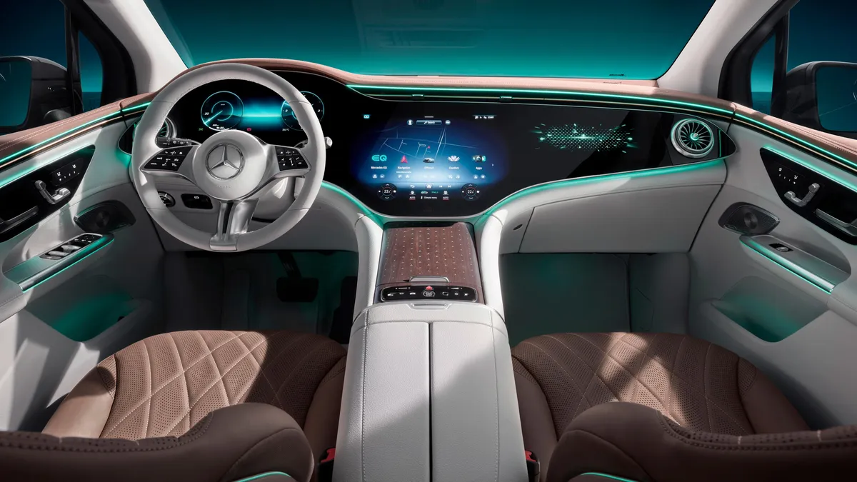 https://gcc-1307444343.cos.accelerate.myqcloud.com/images/d9d626/r_960x540/generations/generation_6629fd374e1aa_mercedes-benz-eqe-suv-interior-111.webp
