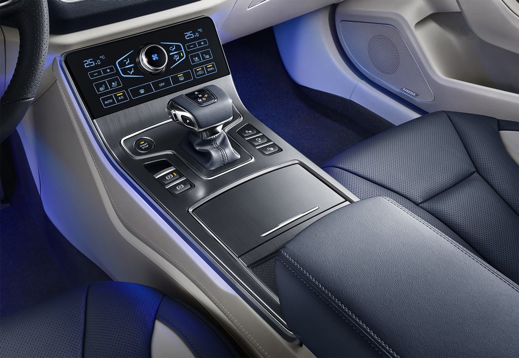 Discover Hong Qi HONGQI H5 Exterior Interior Images.Find all aspects and details of cars.