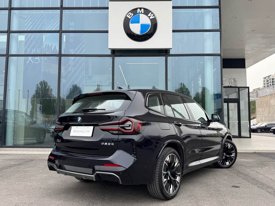 BMW iX3 2023 Leading Edition