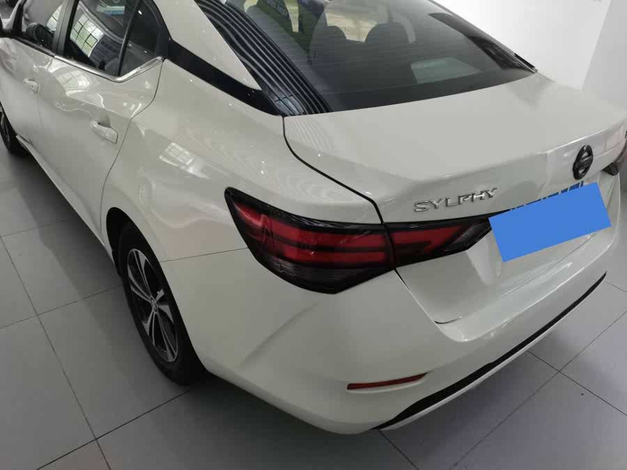 استكشف undefined undefined الصور الخارجية والداخلية. اكتشف جميع جوانب وتفاصيل السيارات.