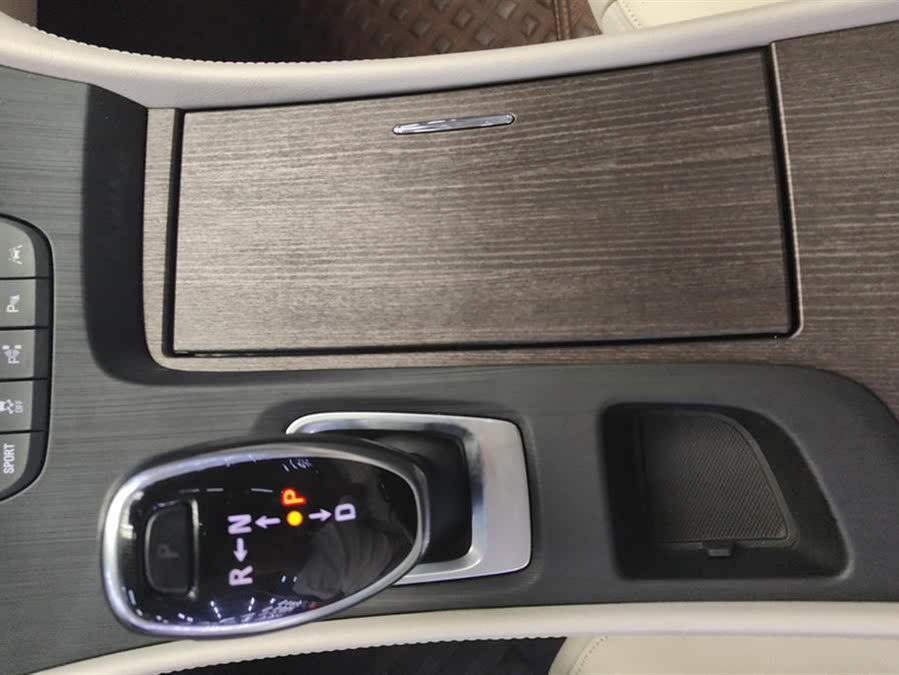 Discover undefined undefined Exterior Interior Images.Find all aspects and details of cars.
