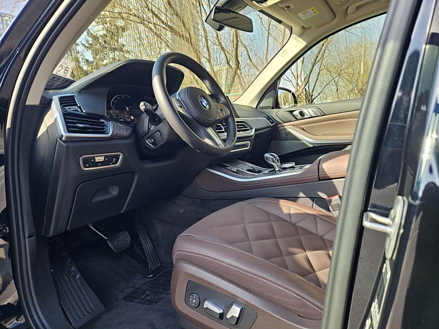 Discover undefined undefined Exterior Interior Images.Find all aspects and details of cars.