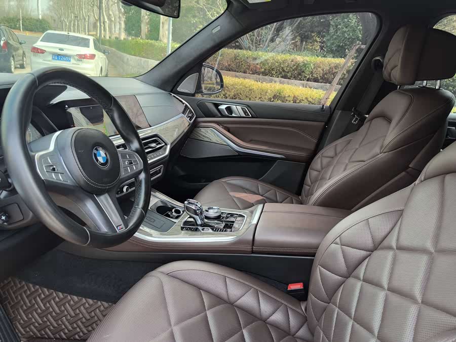 Discover undefined undefined Exterior Interior Images.Find all aspects and details of cars.