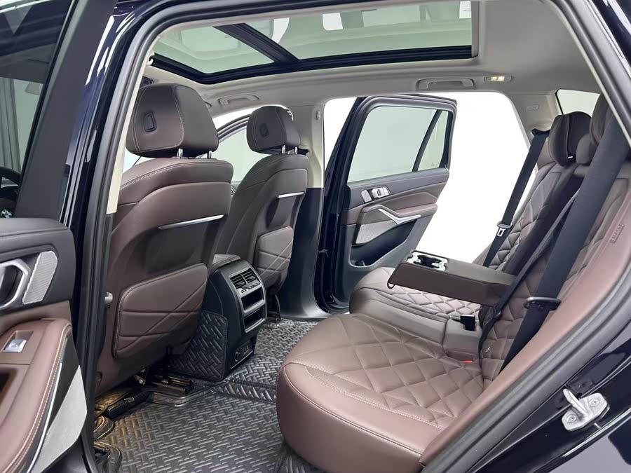 Discover undefined undefined Exterior Interior Images.Find all aspects and details of cars.