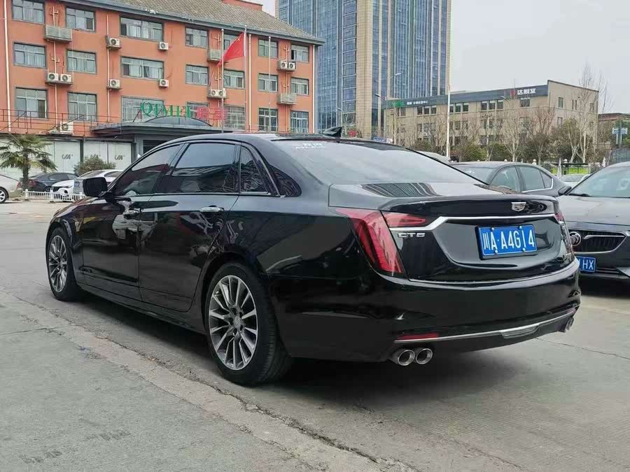 استكشف undefined undefined الصور الخارجية والداخلية. اكتشف جميع جوانب وتفاصيل السيارات.