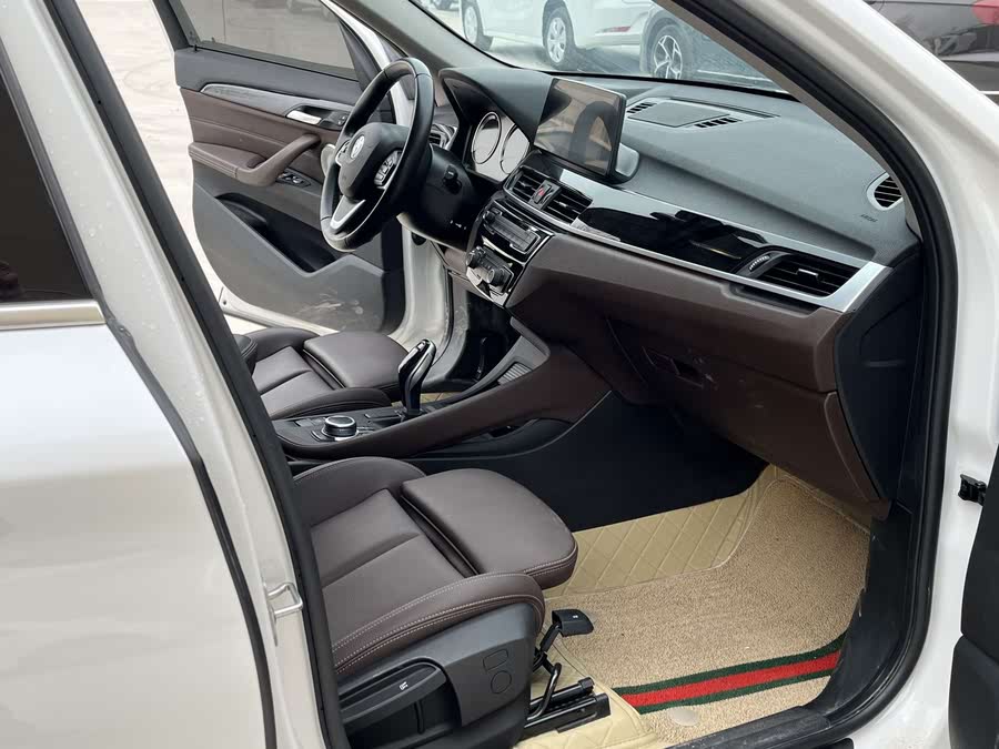 Discover undefined undefined Exterior Interior Images.Find all aspects and details of cars.