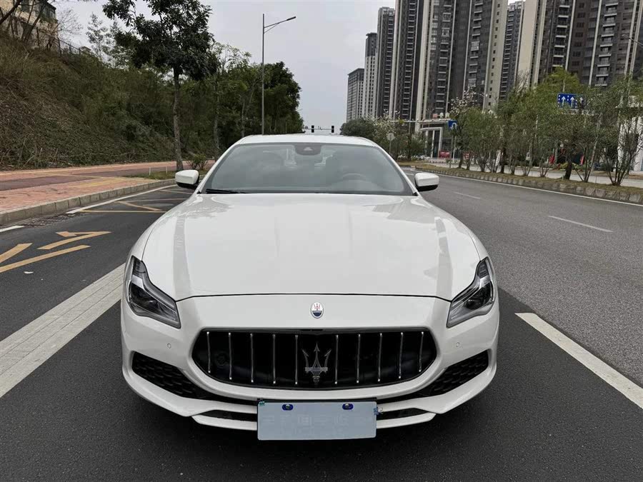 استكشف undefined undefined الصور الخارجية والداخلية. اكتشف جميع جوانب وتفاصيل السيارات.