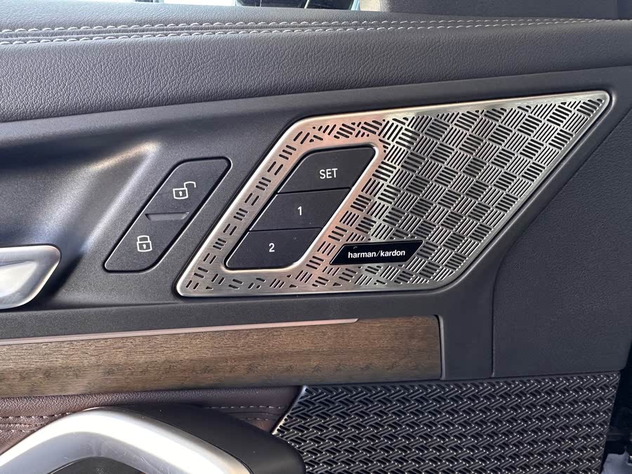 Discover undefined undefined Exterior Interior Images.Find all aspects and details of cars.