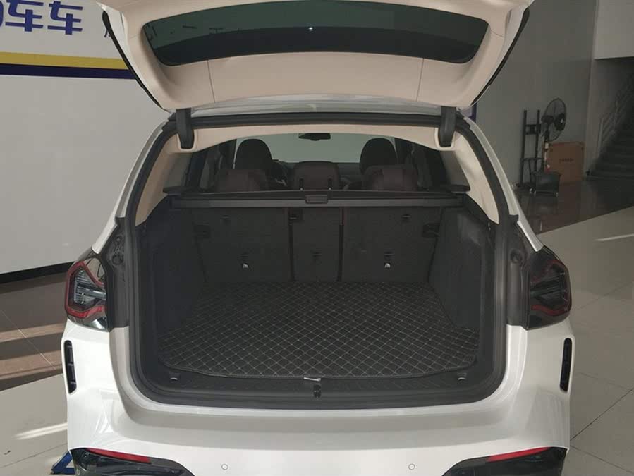 Discover undefined undefined Exterior Interior Images.Find all aspects and details of cars.