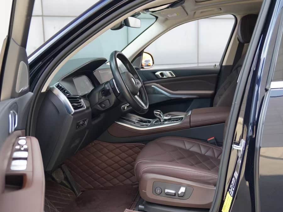 Discover undefined undefined Exterior Interior Images.Find all aspects and details of cars.