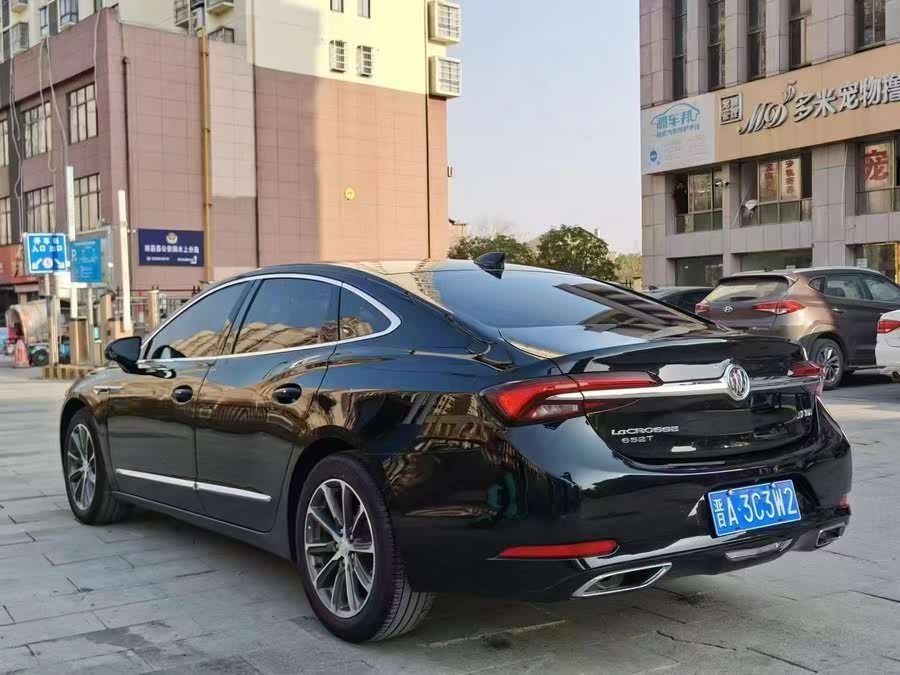 استكشف undefined undefined الصور الخارجية والداخلية. اكتشف جميع جوانب وتفاصيل السيارات.