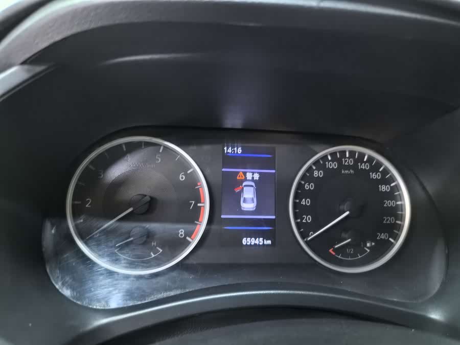 استكشف undefined undefined الصور الخارجية والداخلية. اكتشف جميع جوانب وتفاصيل السيارات.