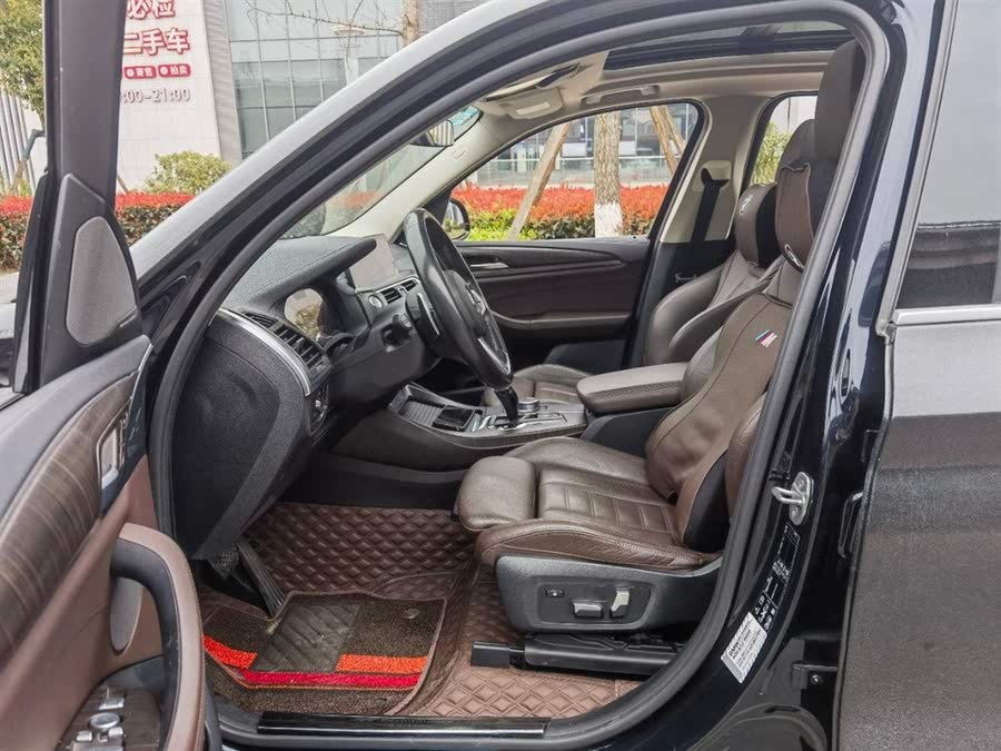 Discover undefined undefined Exterior Interior Images.Find all aspects and details of cars.