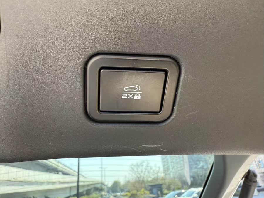 Discover undefined undefined Exterior Interior Images.Find all aspects and details of cars.