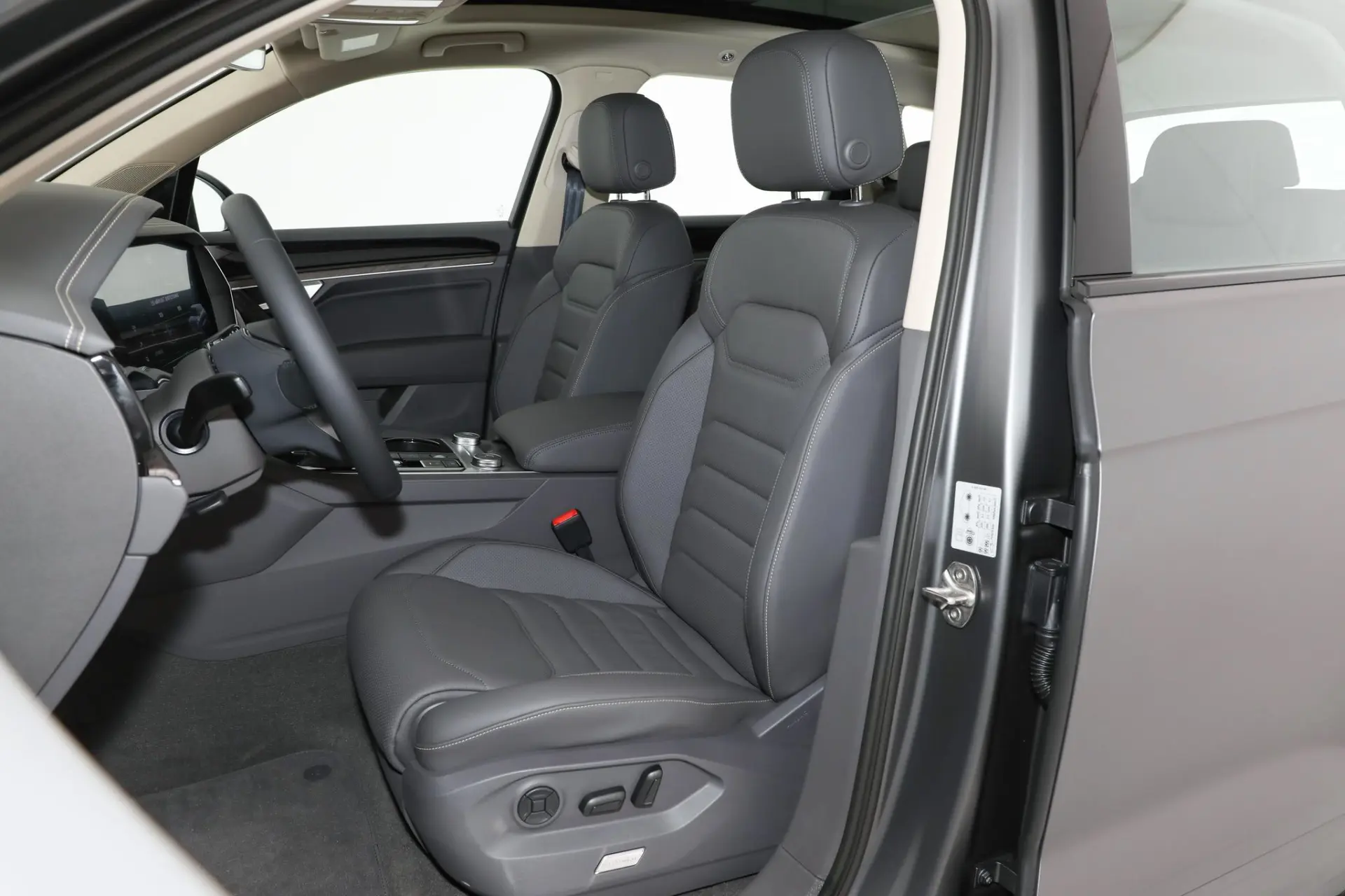 Discover Volkswagen Volkswagen Touareg Exterior Interior Images.Find all aspects and details of cars.