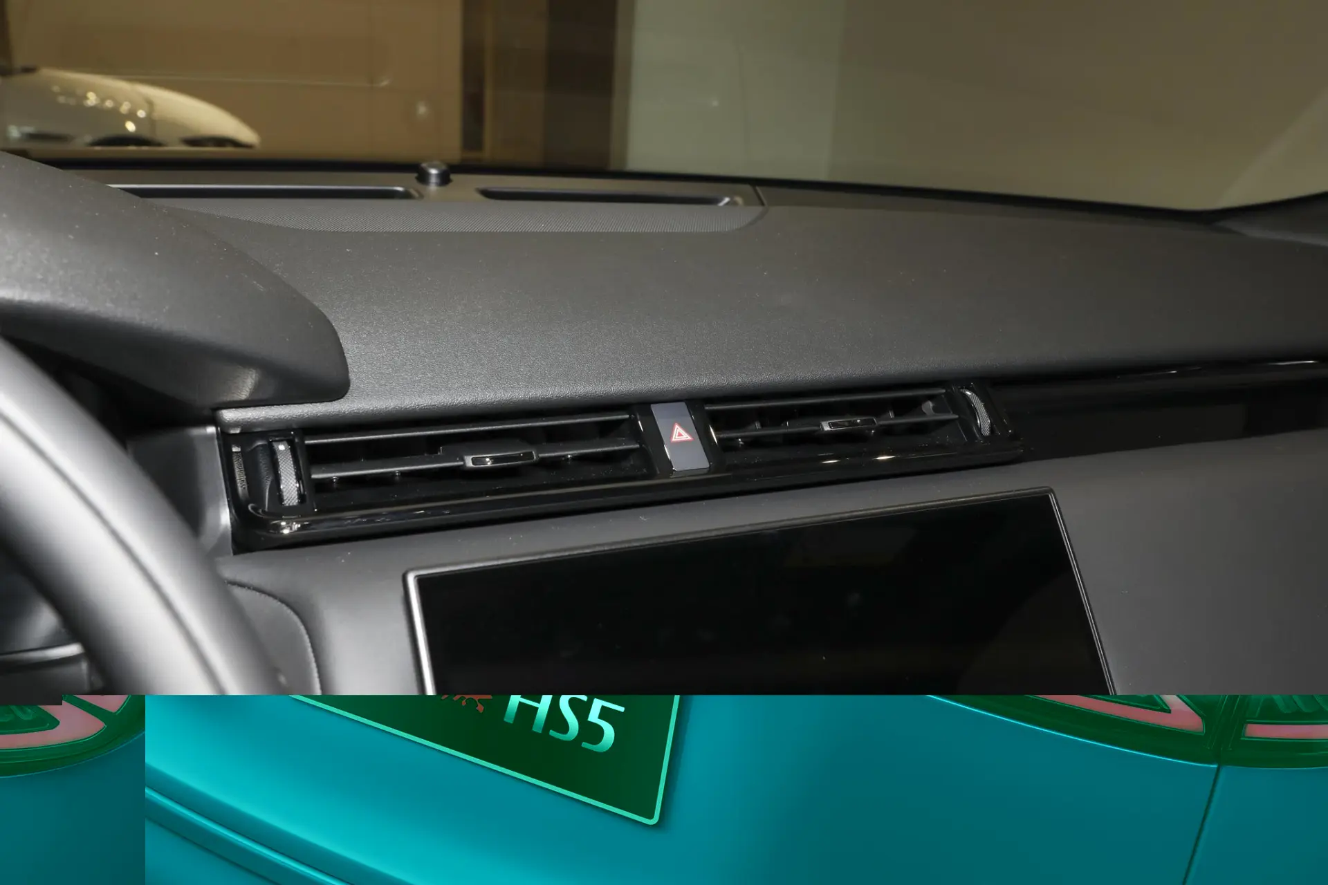 Discover Hong Qi HONGQI HS5 Exterior Interior Images.Find all aspects and details of cars.