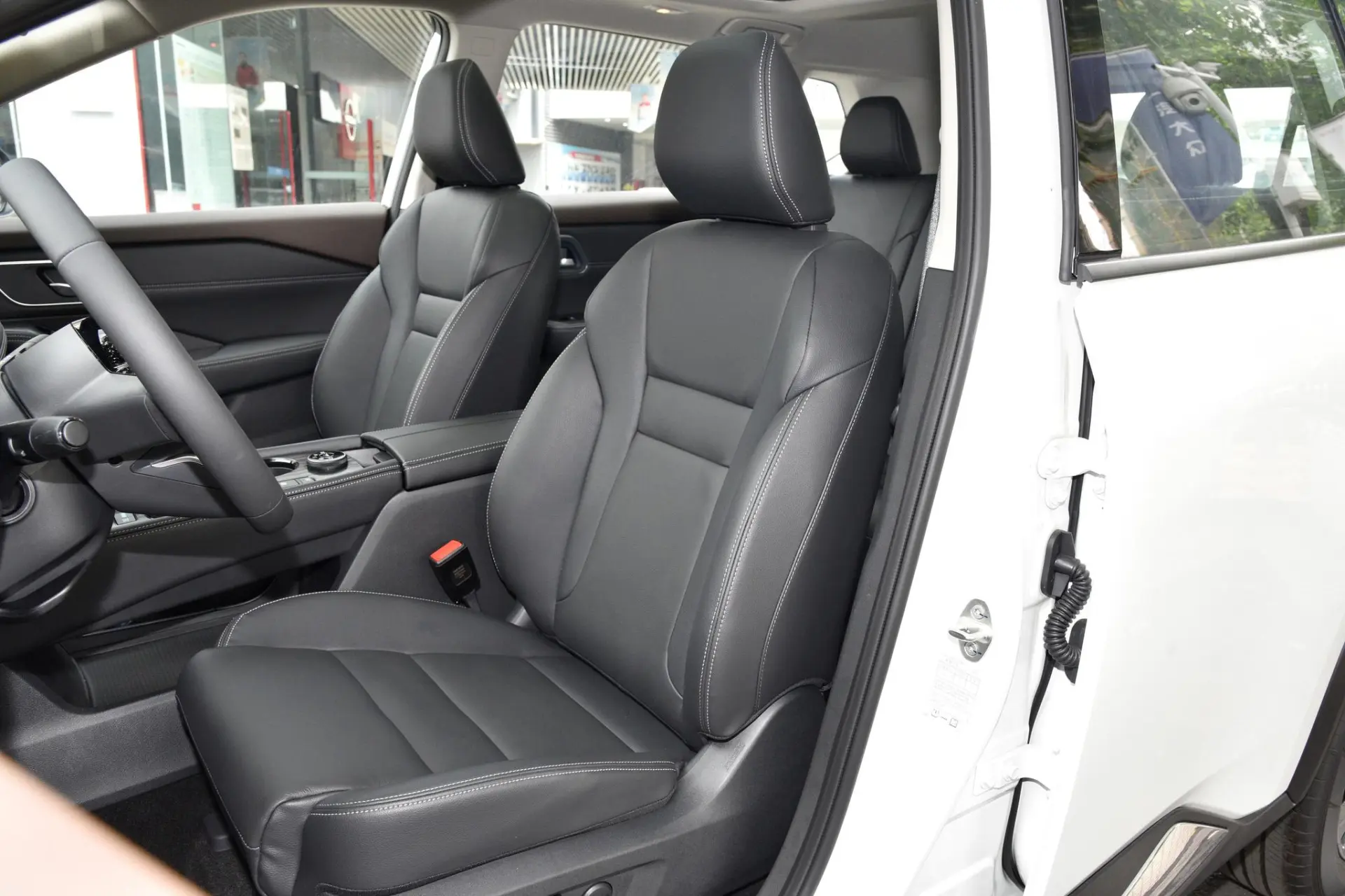 Discover Nissan Nissan XTrail Exterior Interior Images.Find all aspects and details of cars.