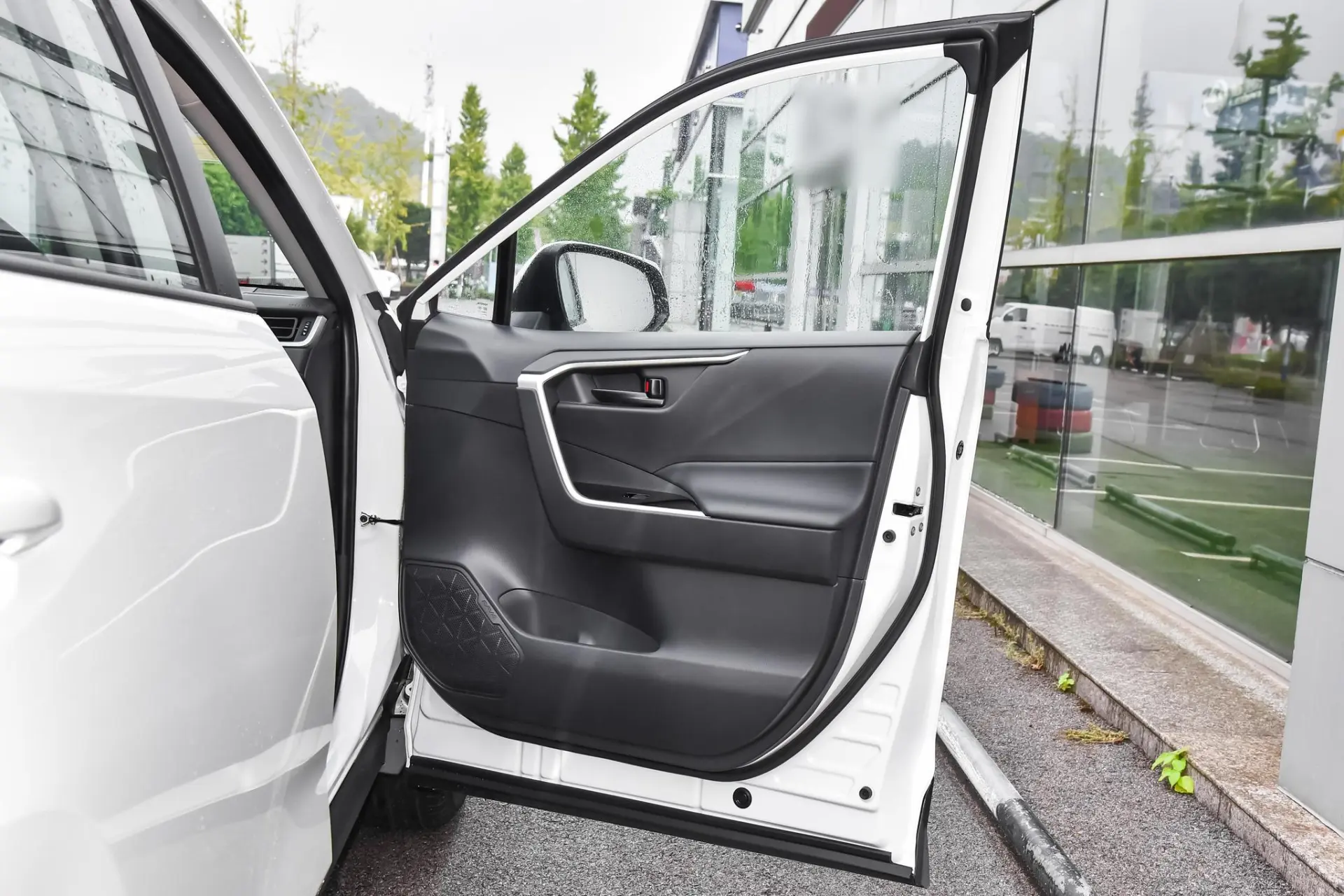 Discover Toyota Toyota RAV4 Exterior Interior Images.Find all aspects and details of cars.