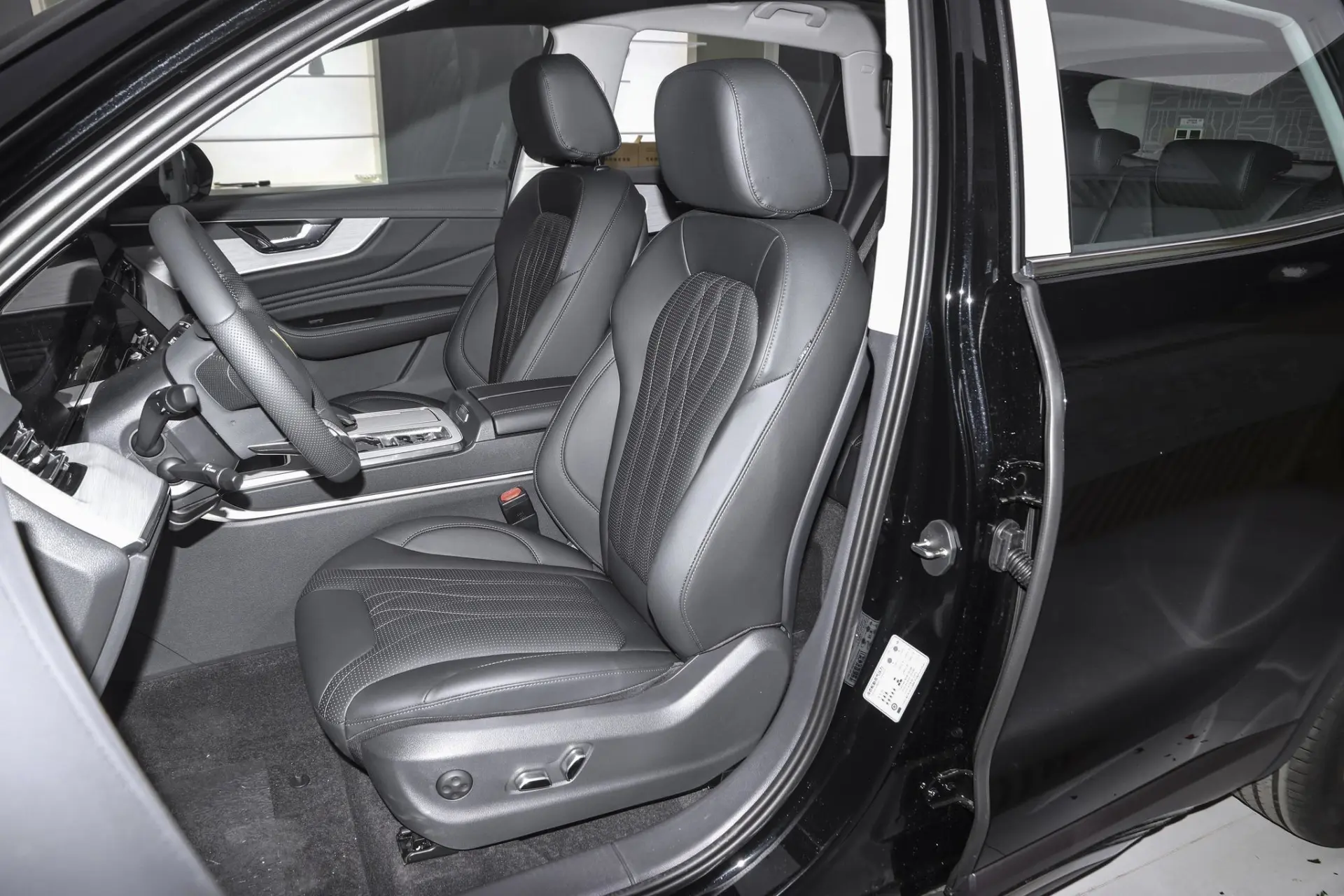 Discover Hong Qi HONGQI HS5 Exterior Interior Images.Find all aspects and details of cars.