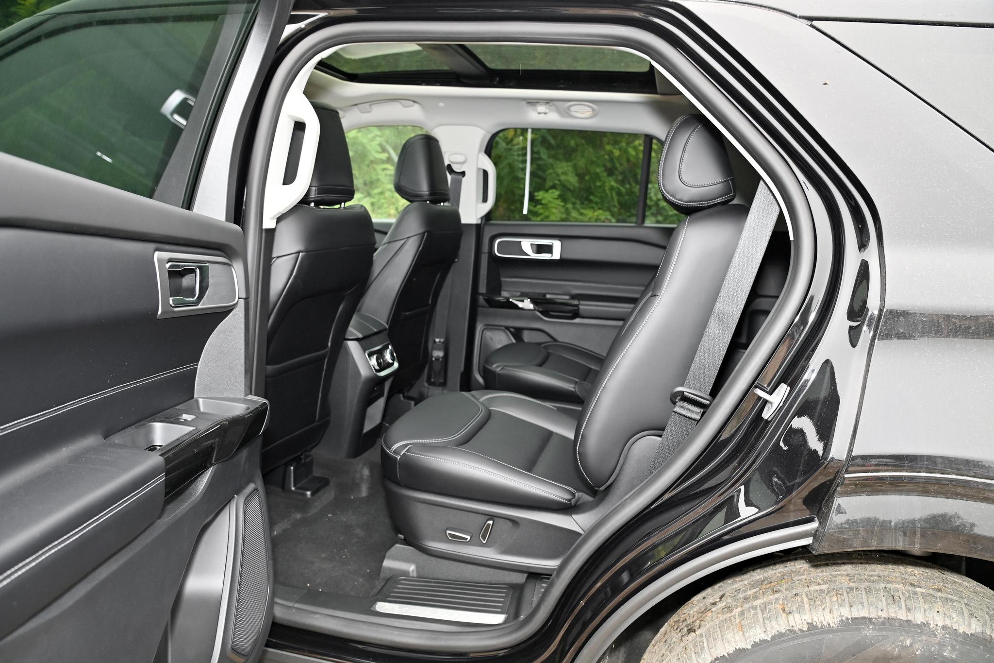 Discover Ford Ford Explorer Exterior Interior Images.Find all aspects and details of cars.