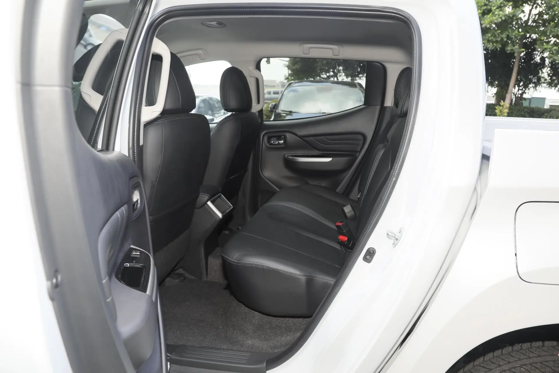 Discover Mitsubishi Mitsubishi L200 Exterior Interior Images.Find all aspects and details of cars.