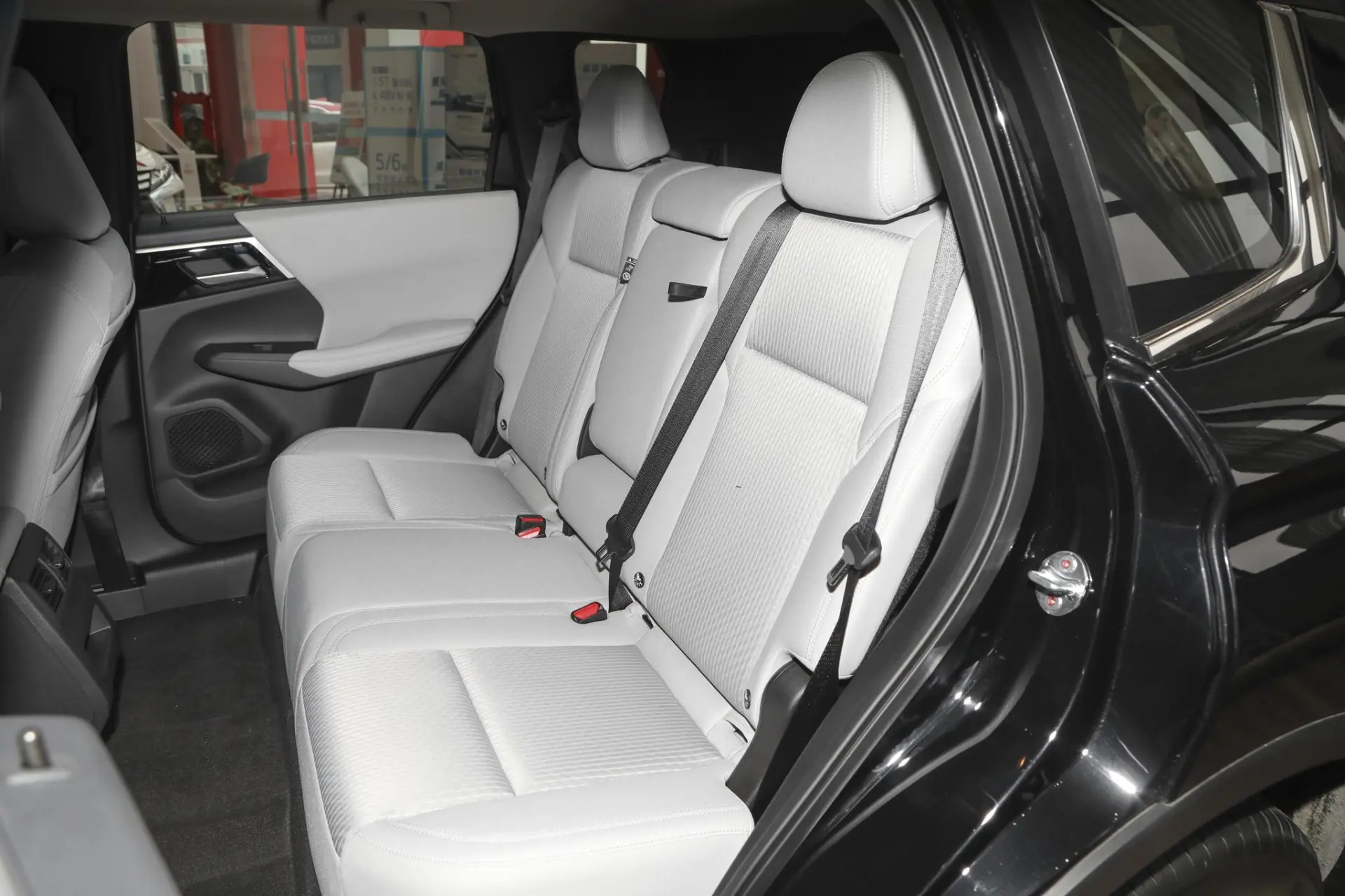 Discover Mitsubishi Mitsubishi Outlander Exterior Interior Images.Find all aspects and details of cars.