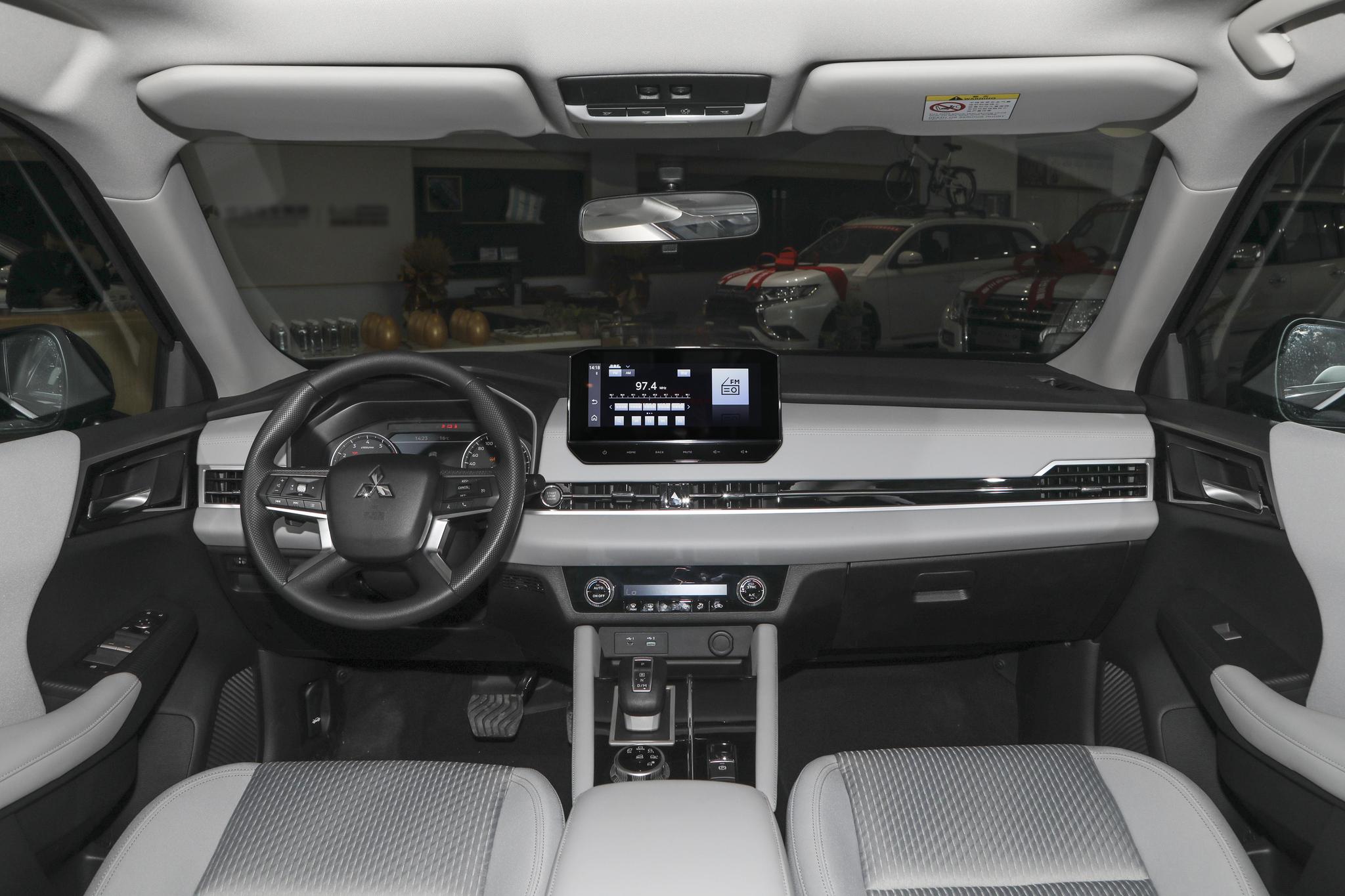 the 17th interior image of Mitsubishi Outlander.