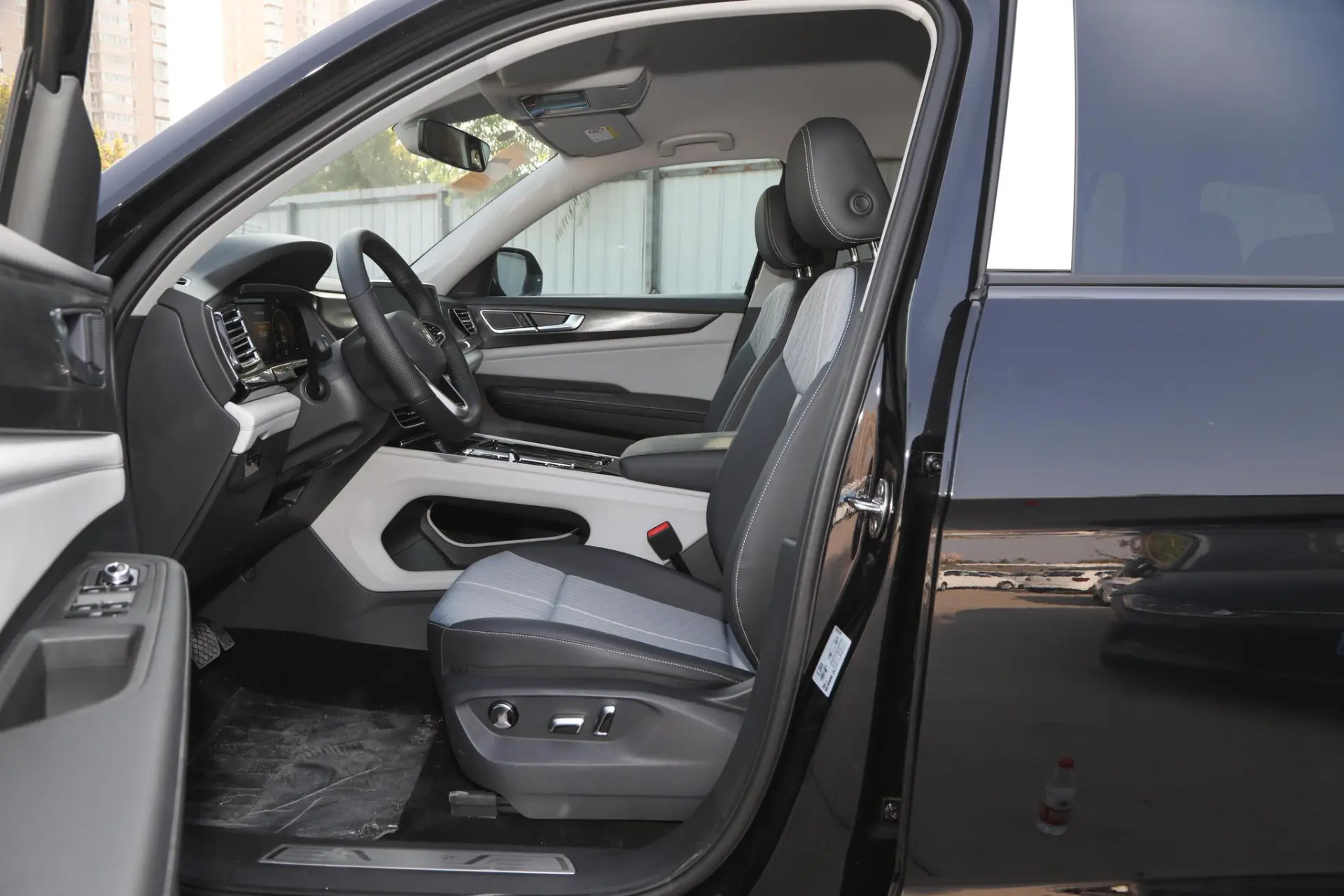 Discover Volkswagen Volkswagen Teramont Exterior Interior Images.Find all aspects and details of cars.