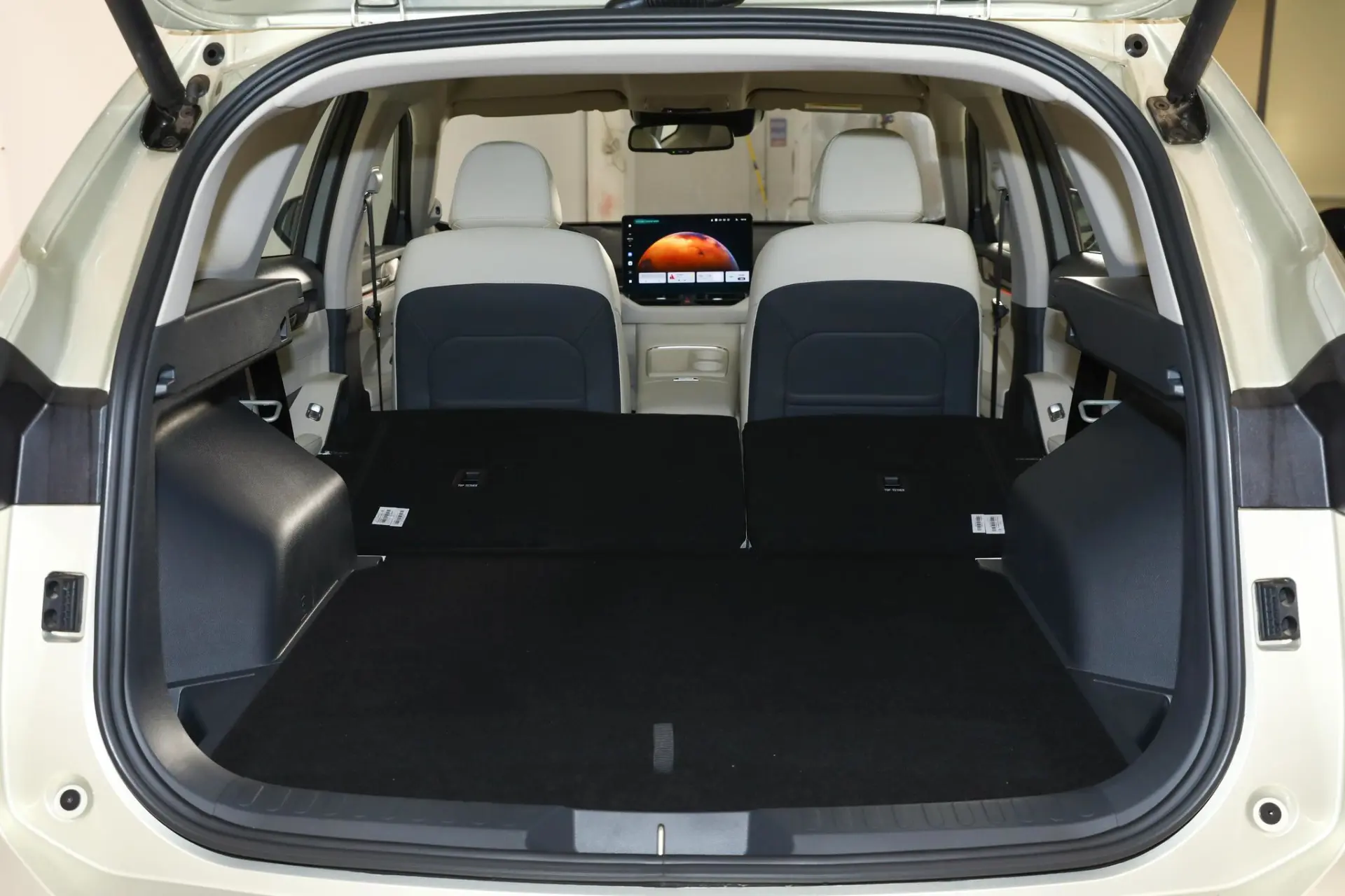 Discover Haval Haval H6 Exterior Interior Images.Find all aspects and details of cars.