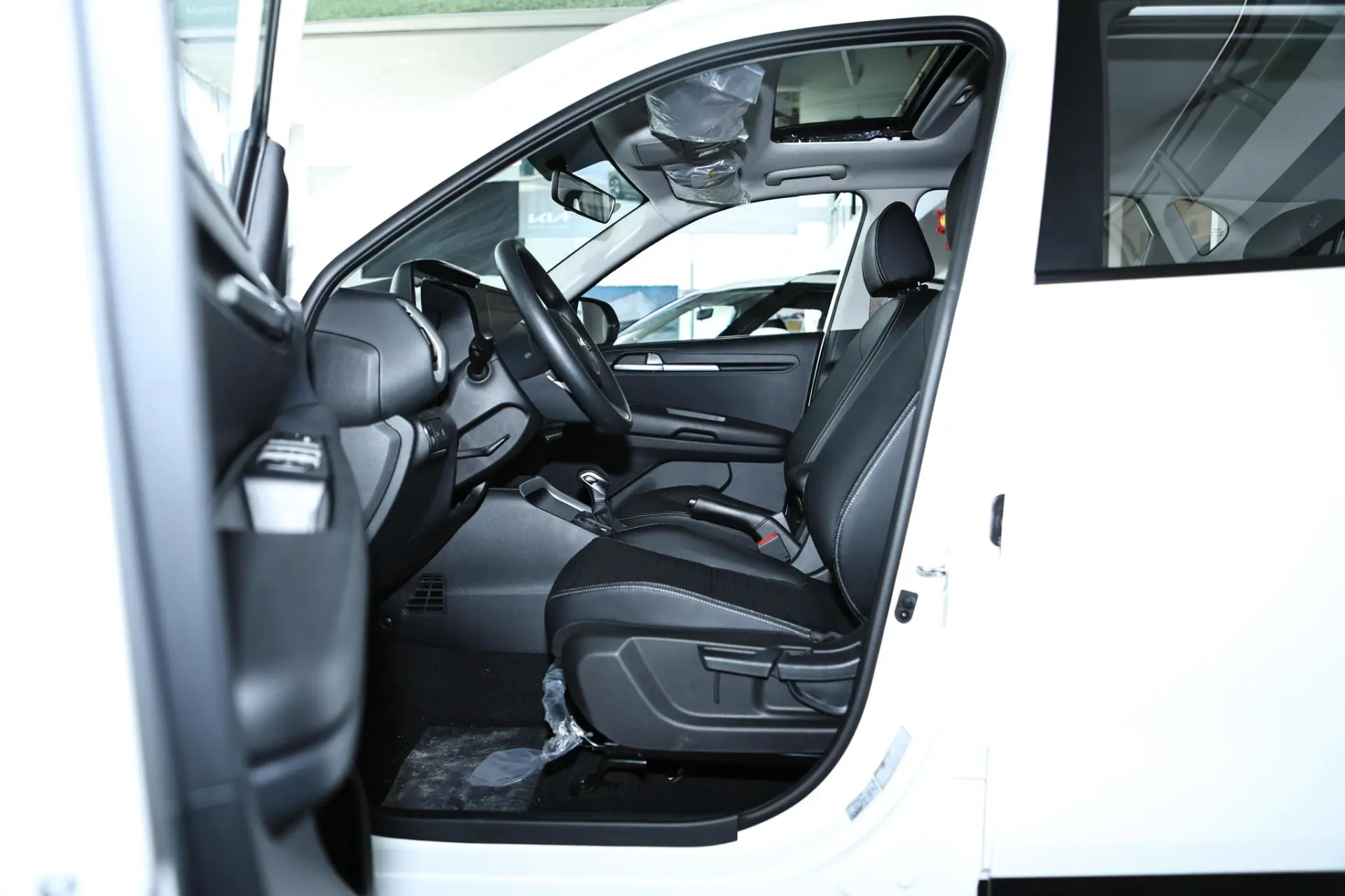 Discover Kia Kia Sonet Exterior Interior Images.Find all aspects and details of cars.