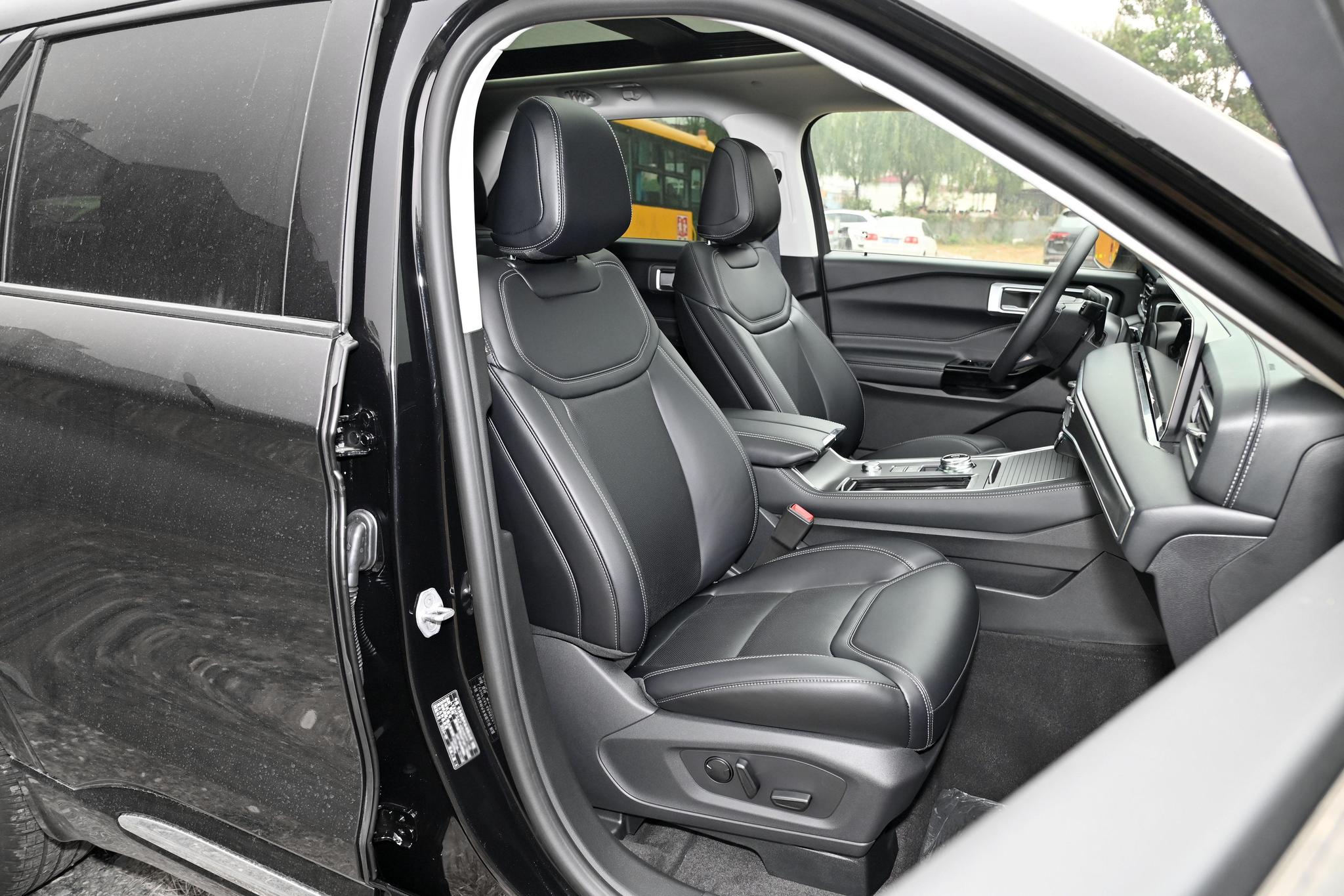 Discover Ford Ford Explorer Exterior Interior Images.Find all aspects and details of cars.