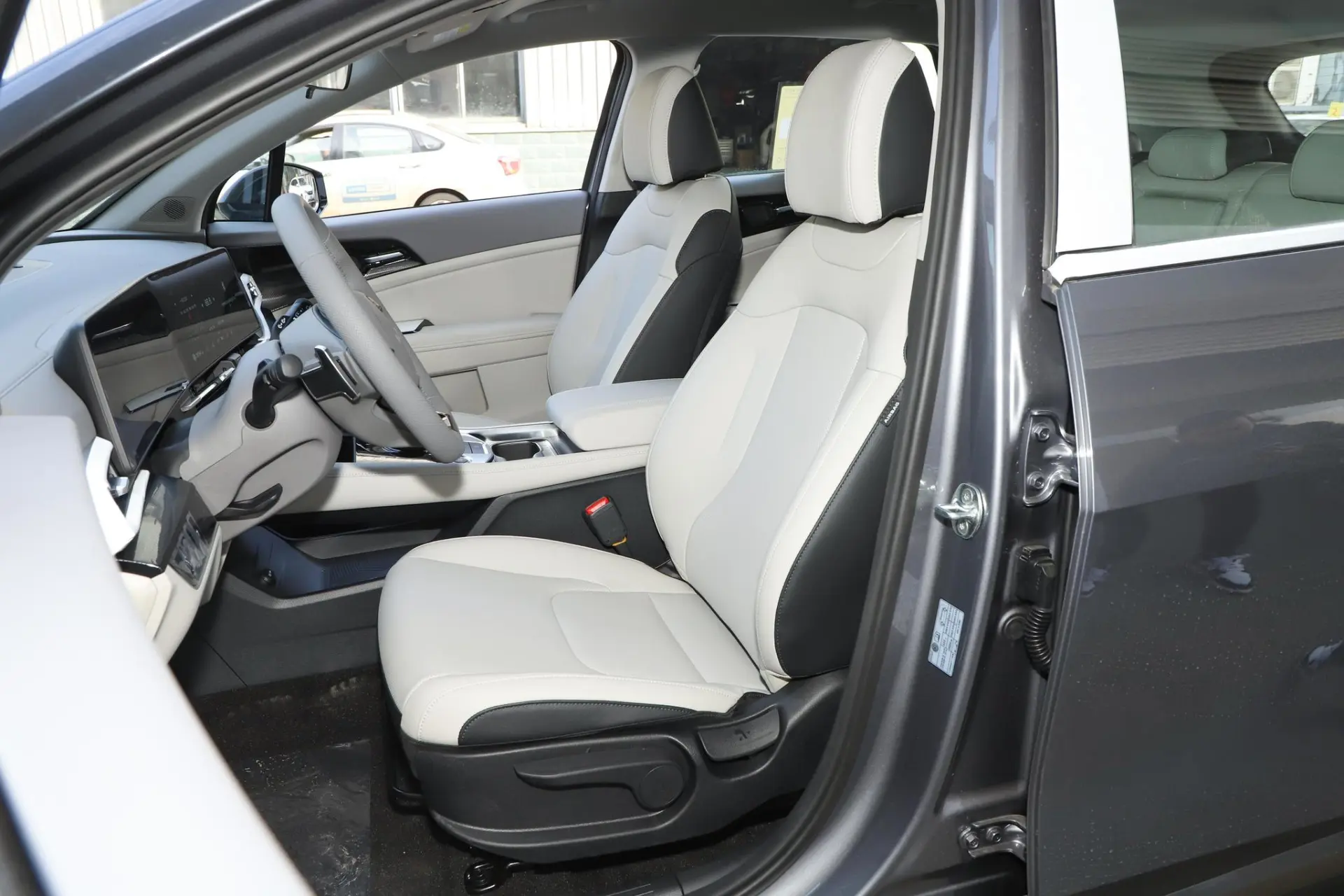 Discover Kia Kia Sportage Exterior Interior Images.Find all aspects and details of cars.