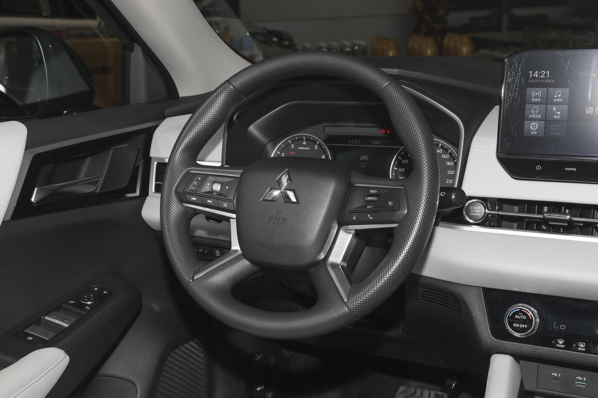 the 11th interior image of Mitsubishi Outlander.