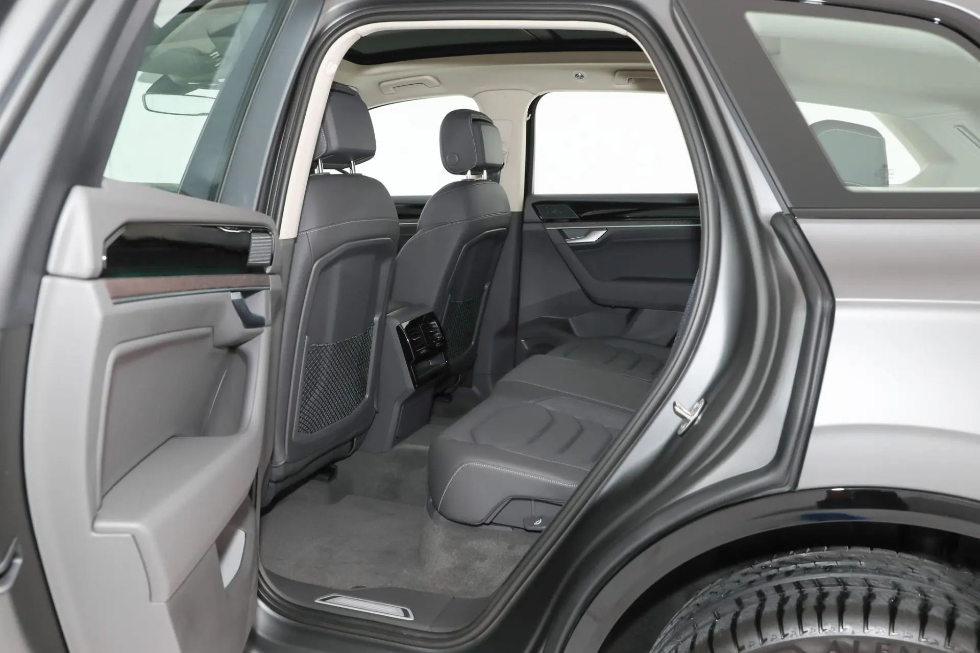 Discover Volkswagen Volkswagen Touareg Exterior Interior Images.Find all aspects and details of cars.