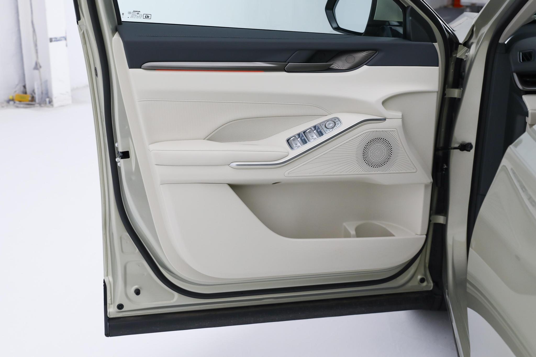 Discover Haval Haval H6 Exterior Interior Images.Find all aspects and details of cars.