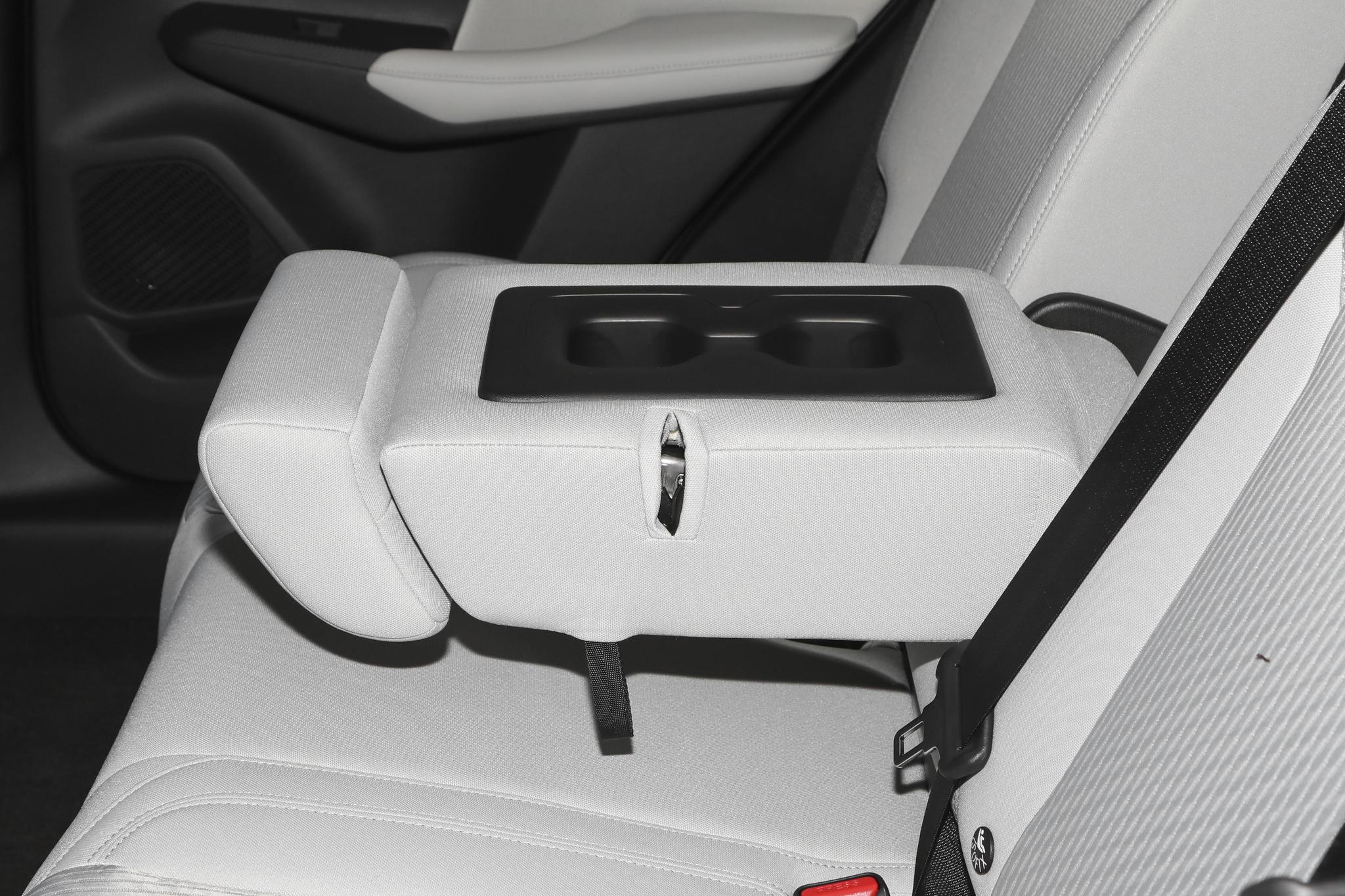 Discover Mitsubishi Mitsubishi Outlander Exterior Interior Images.Find all aspects and details of cars.