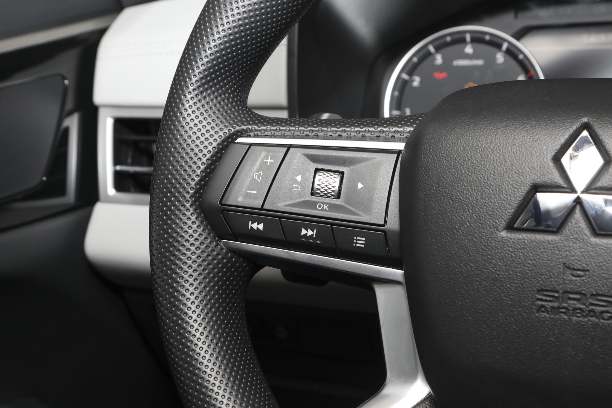 the 19th interior image of Mitsubishi Outlander.