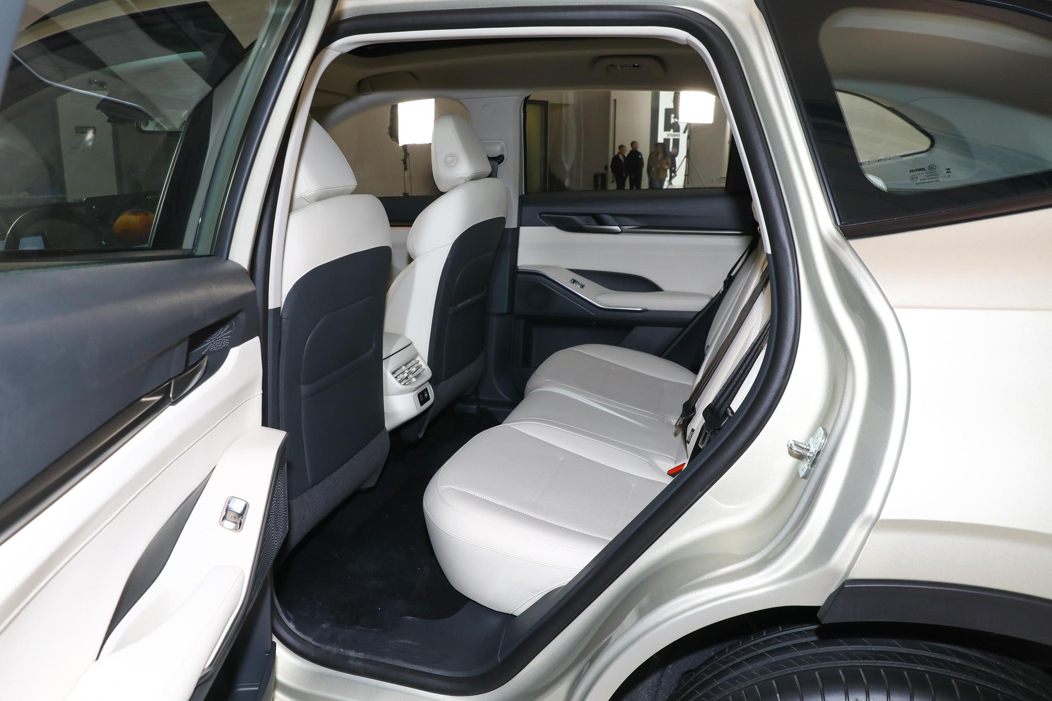 Discover Haval Haval H6 Exterior Interior Images.Find all aspects and details of cars.