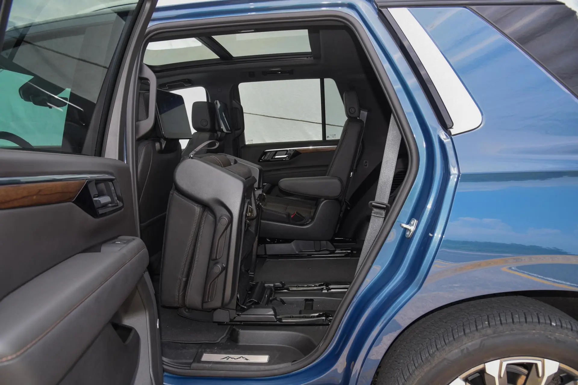 Discover Chevrolet Chevrolet Tahoe Exterior Interior Images.Find all aspects and details of cars.