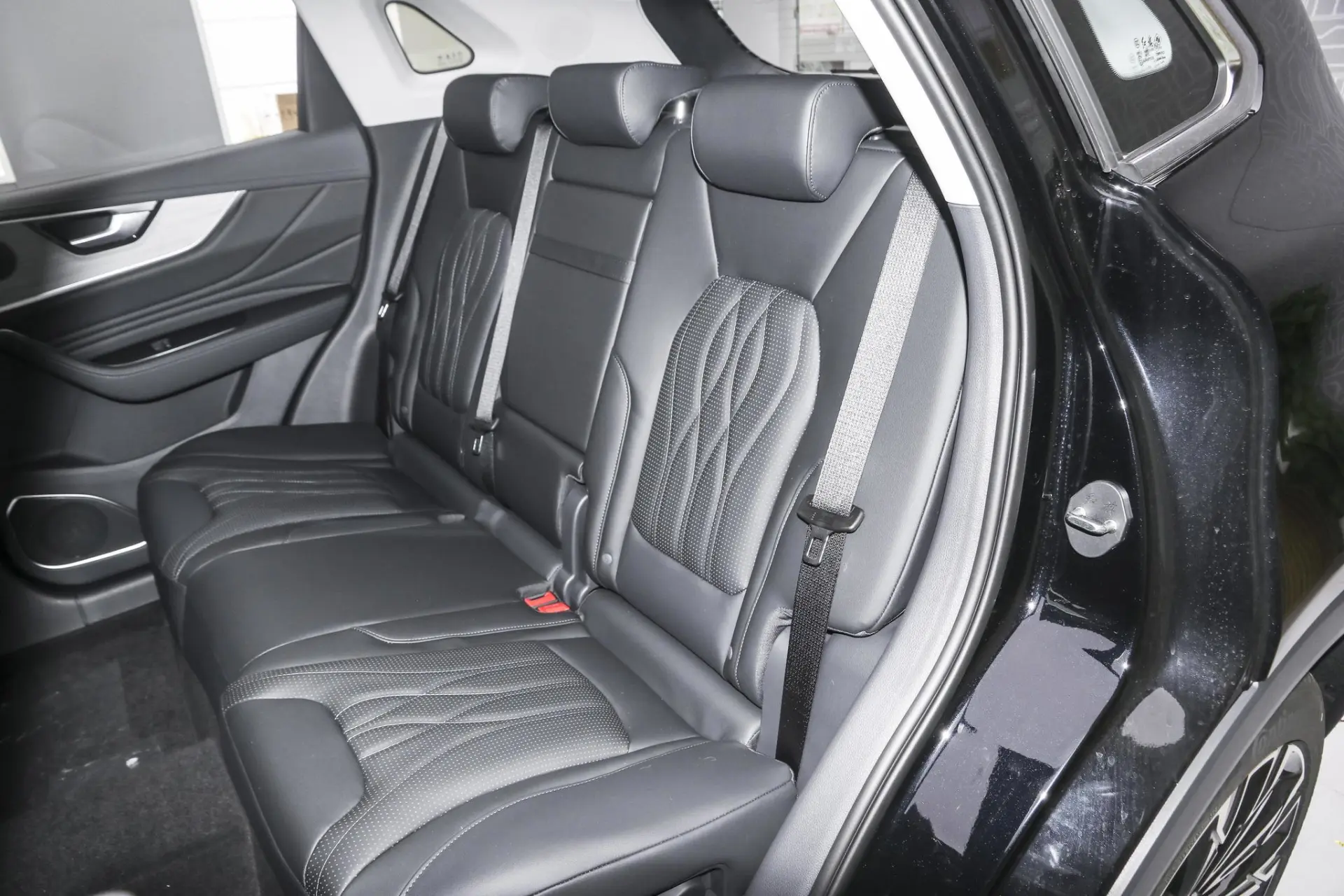 Discover Hong Qi HONGQI HS5 Exterior Interior Images.Find all aspects and details of cars.