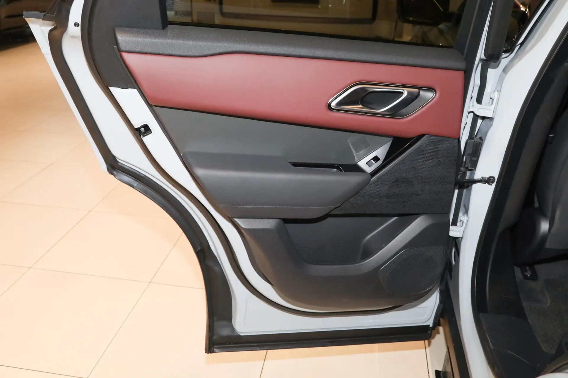 Discover Landrover Land Rover Range Rover Velar Exterior Interior Images.Find all aspects and details of cars.